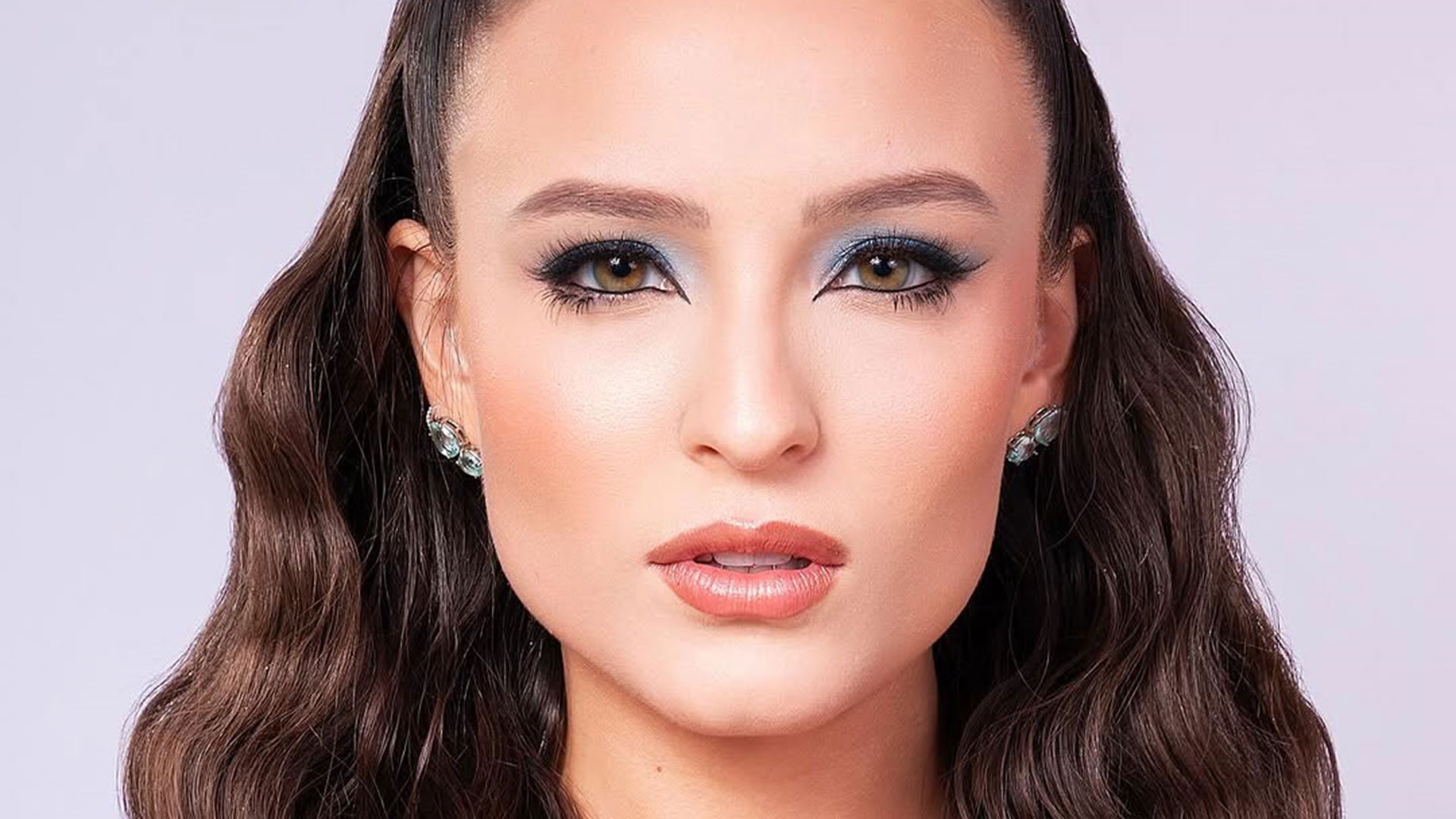 Larissa Manoela mostra look para curtir segunda noite de desfiles