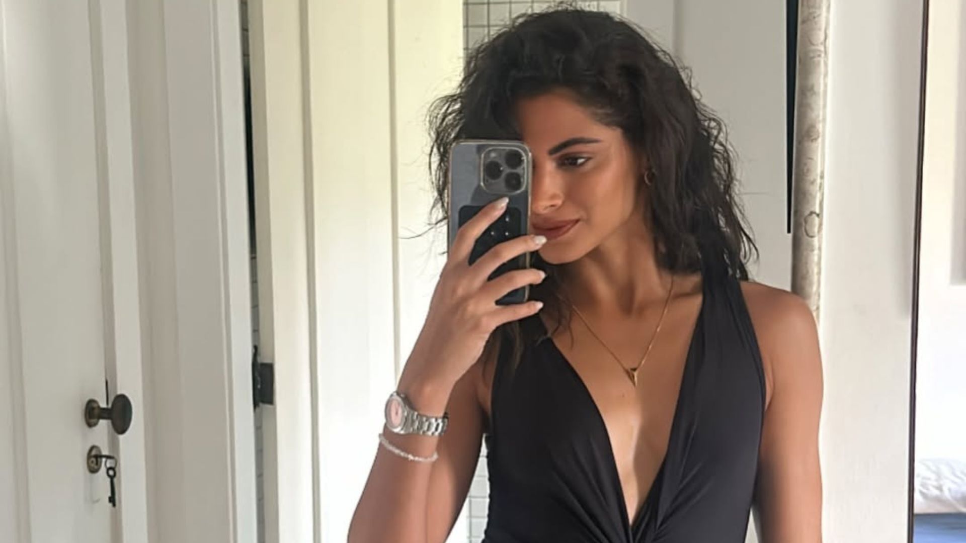 Letícia Salles é atacada por cinco cachorros na praia