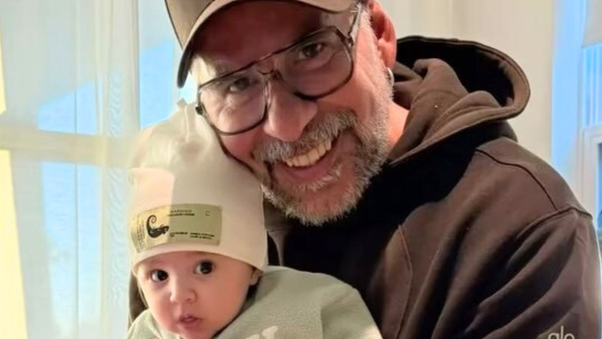Leandro Hassum se derrete ao comemorar 5 meses da neta: ‘Presente lindo’