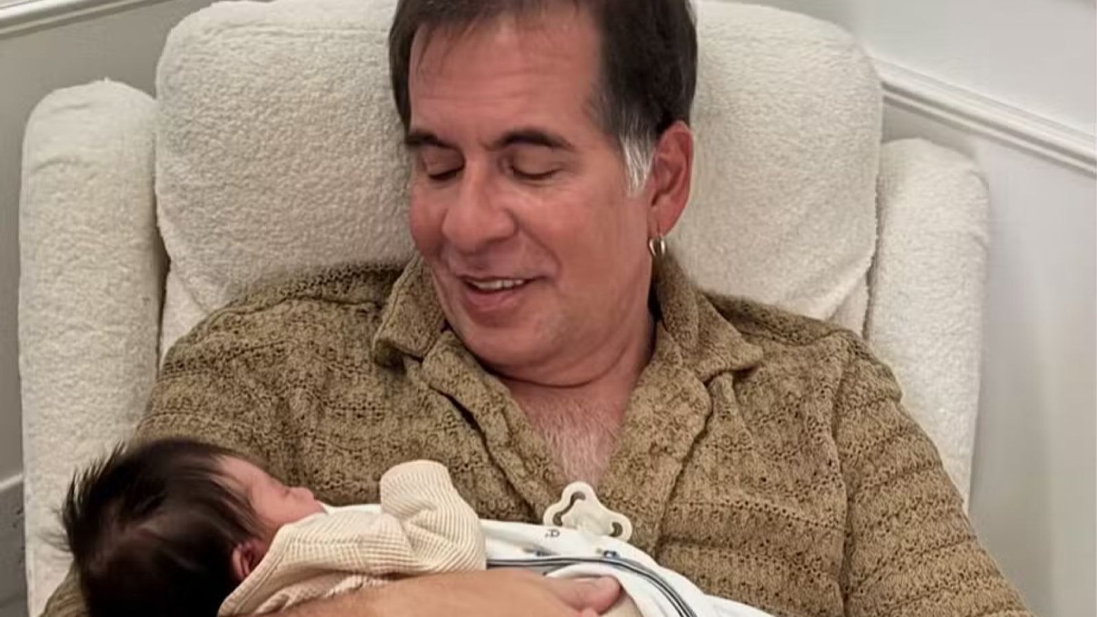 Leandro Hassum revela transformação após o nascimento da neta: ‘Minha profissão é ser avô’
