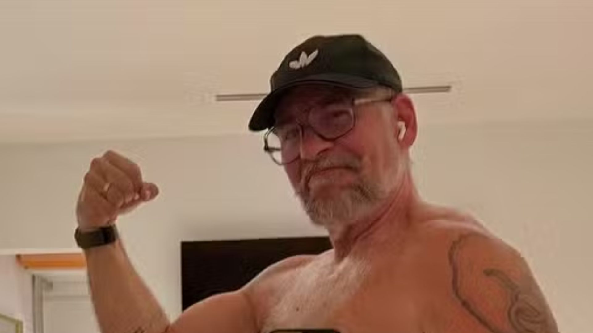 Após perder 17 kg, Leandro Hassum surge sem camisa e exibe músculos