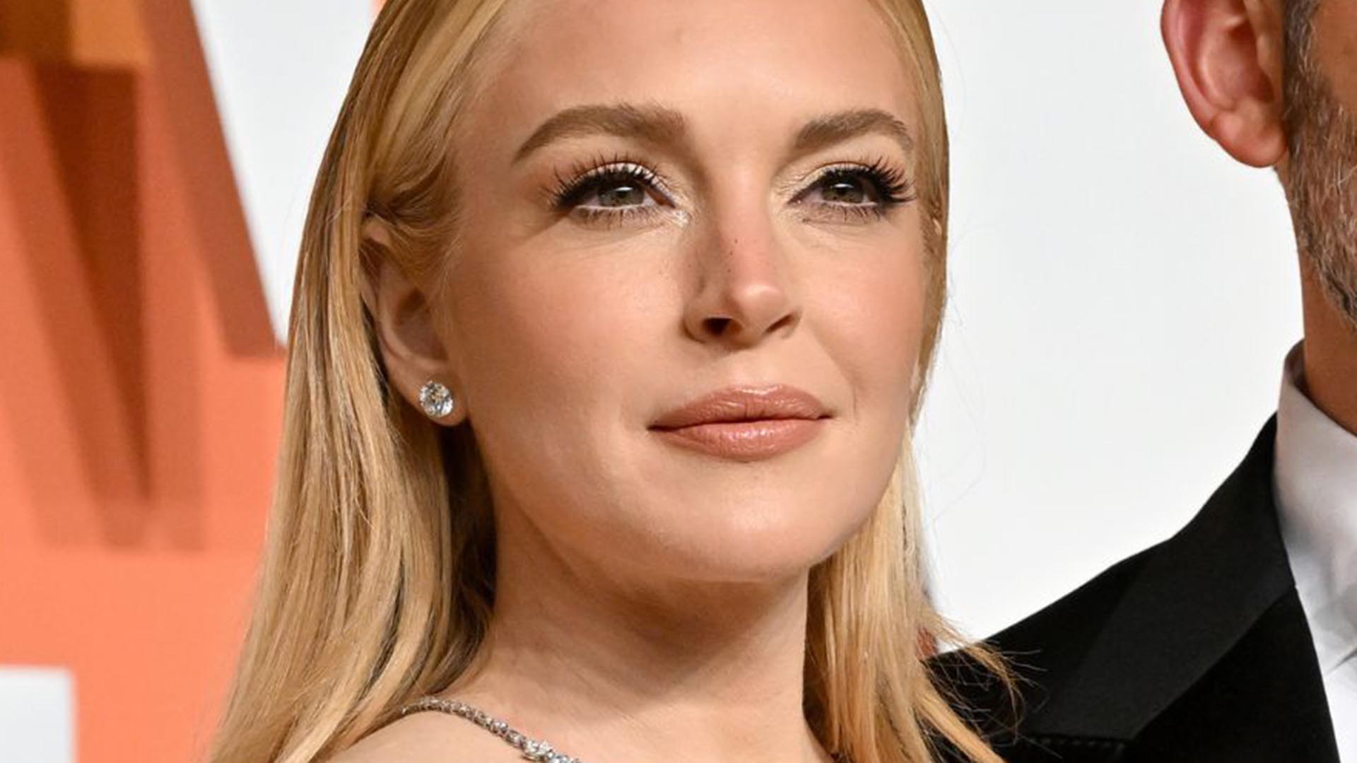 Lindsay Lohan faz rara aparição com o marido na festa do Oscar