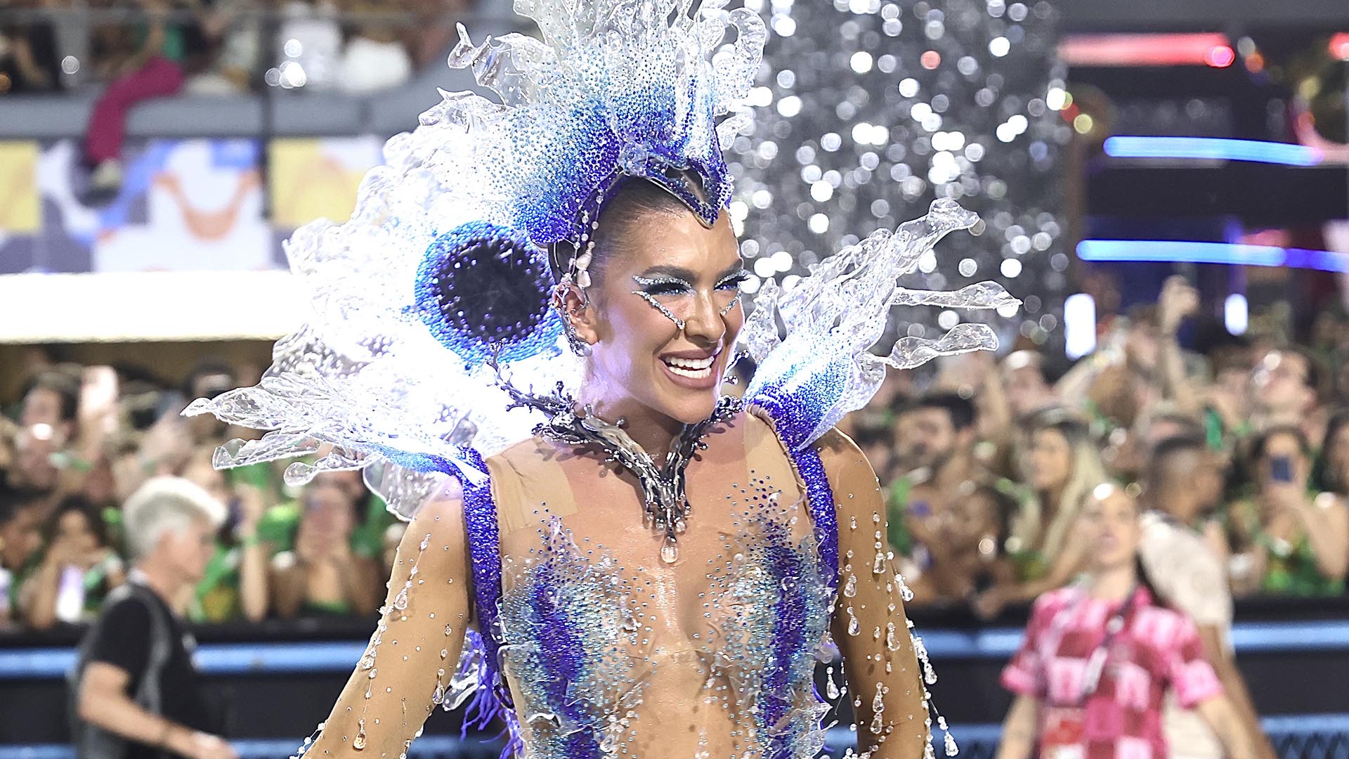 Lore Improta leva tombo na Sapucaí durante desfile da Viradouro