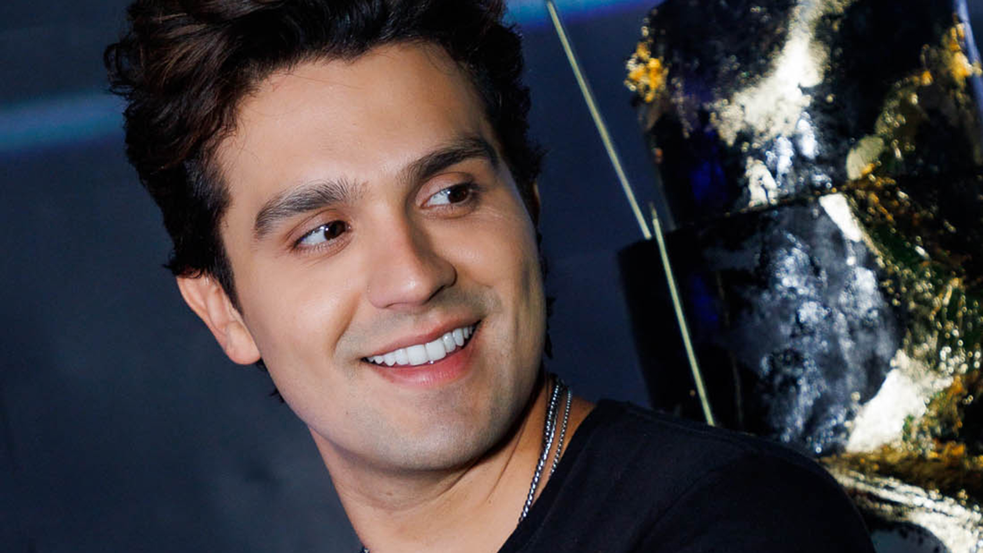 Luan Santana celebra seu aniversário com bolo diferentão