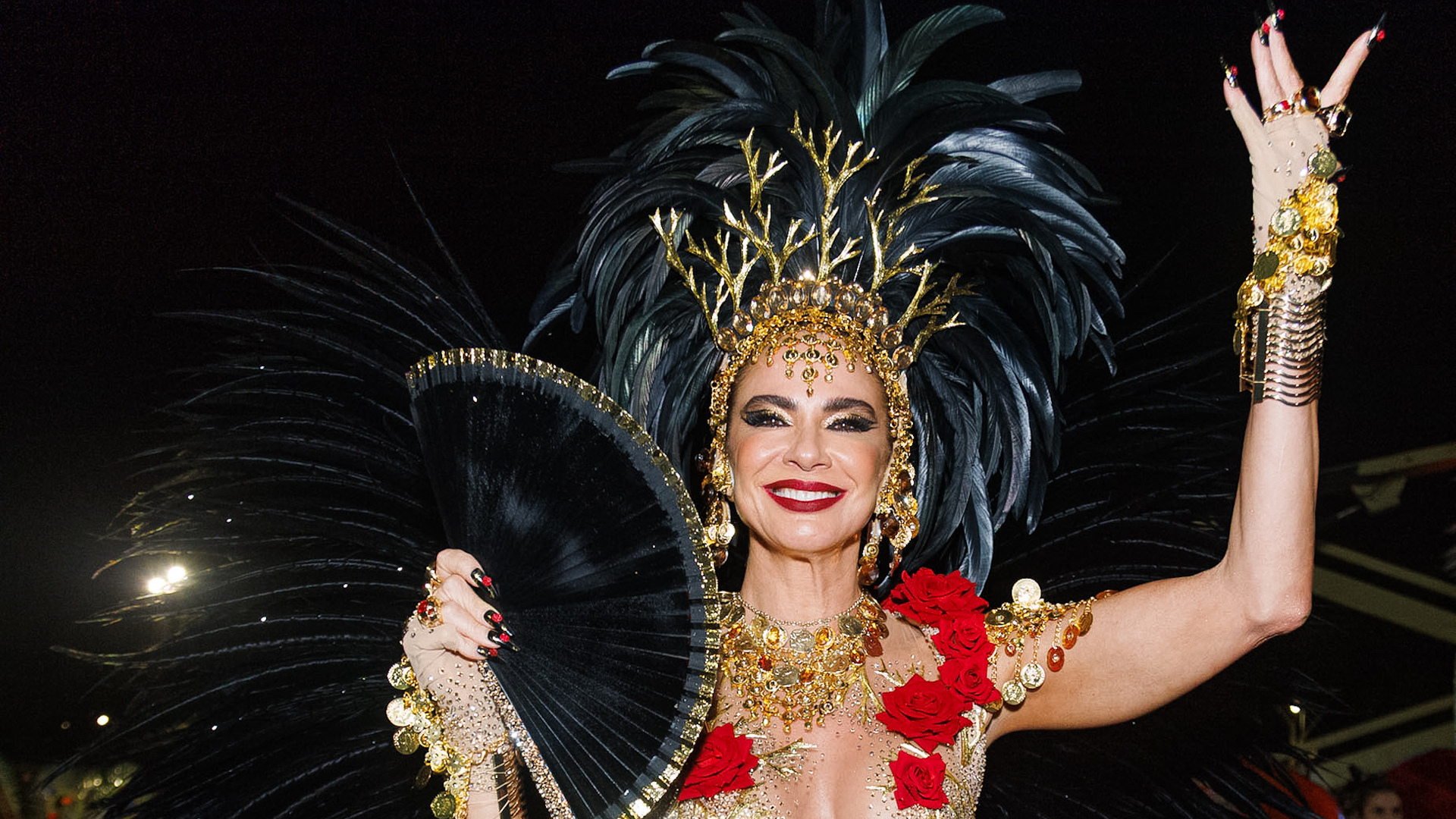 Com asas pretas e transparência, Luciana Gimenez desfila na Vai-Vai