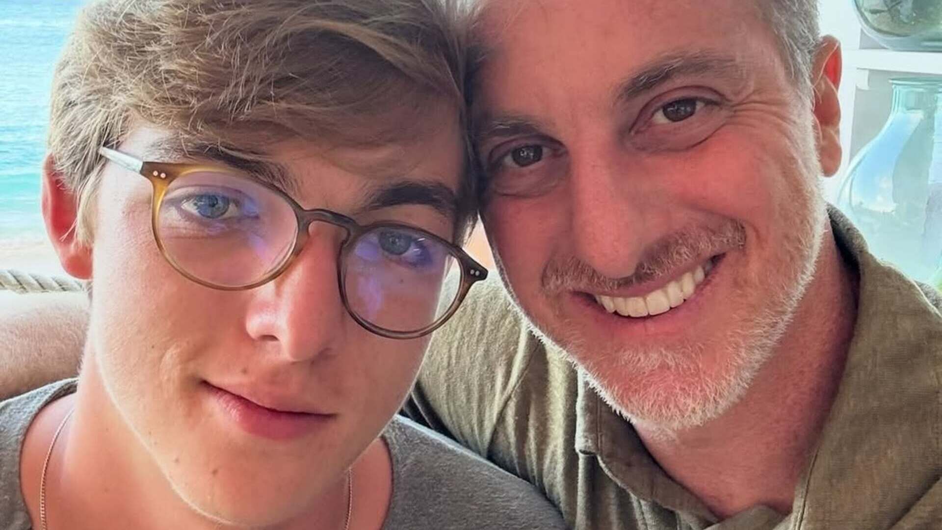 Luciano Huck celebra 20 anos do primogênito e revela: ‘Infância diferente’
