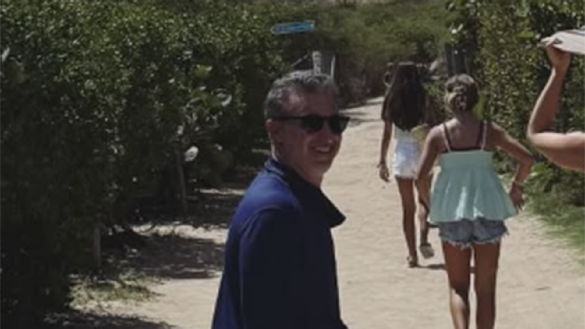 Farofeiro?! Luciano Huck leva carrinho com vários itens para dia na praia