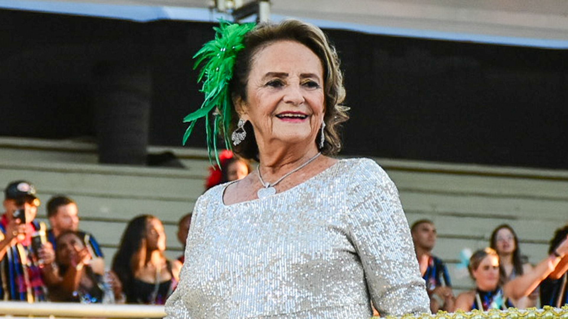 Mãe de Cazuza prestigia desfile em homenagem ao filho no carnaval
