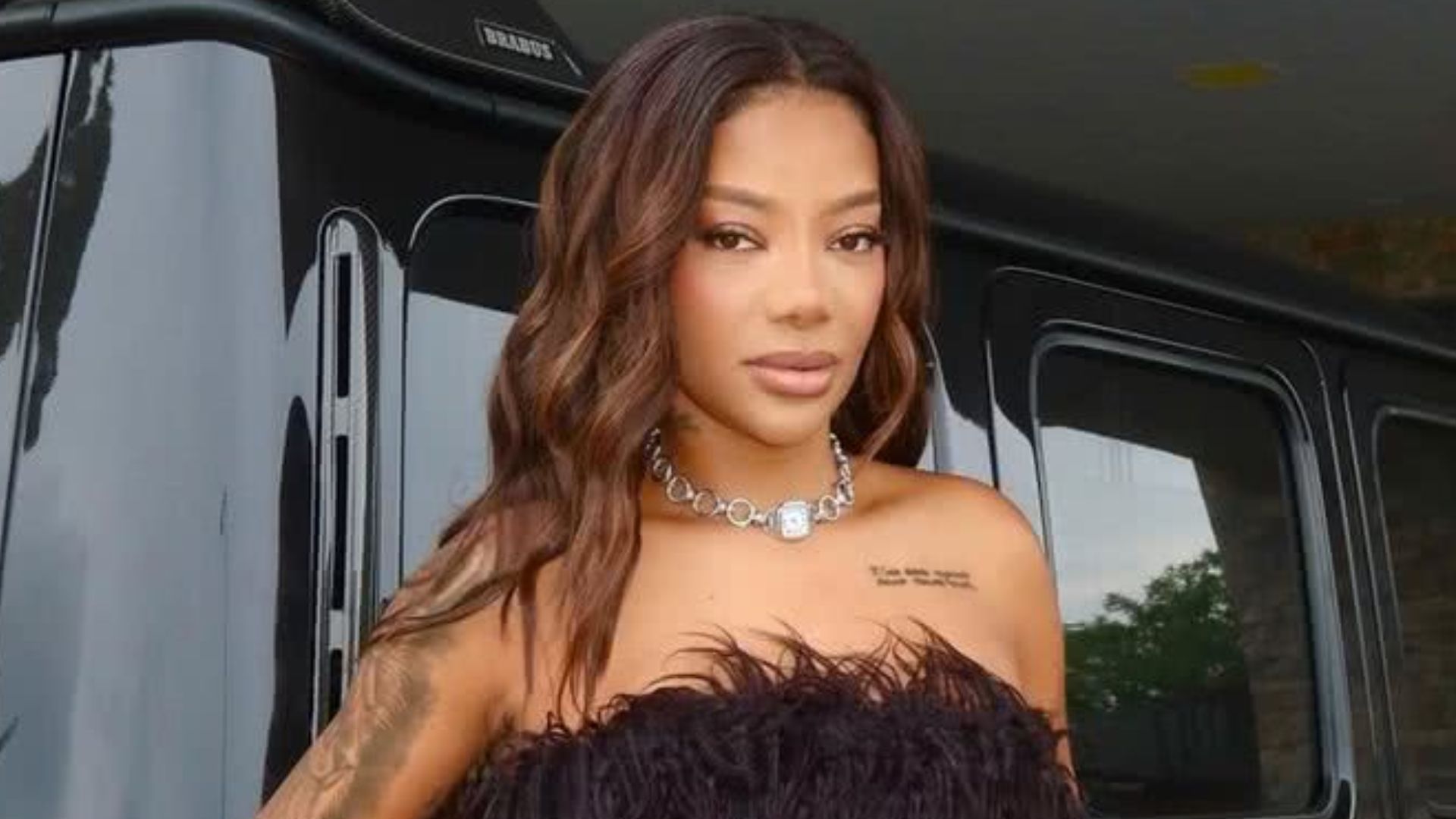 De biquíni, Ludmilla exibe cabelo natural e posa em jatinho milionário