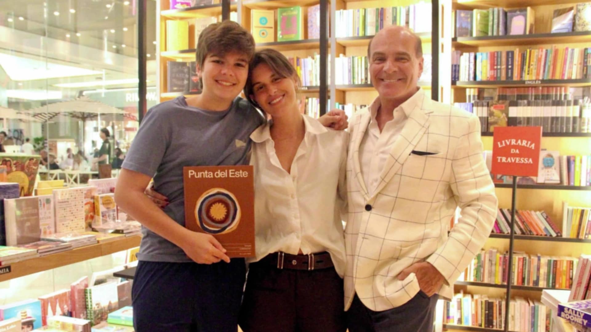 Marcelo de Carvalho prestigia lançamento do livro das filhas; veja as fotos