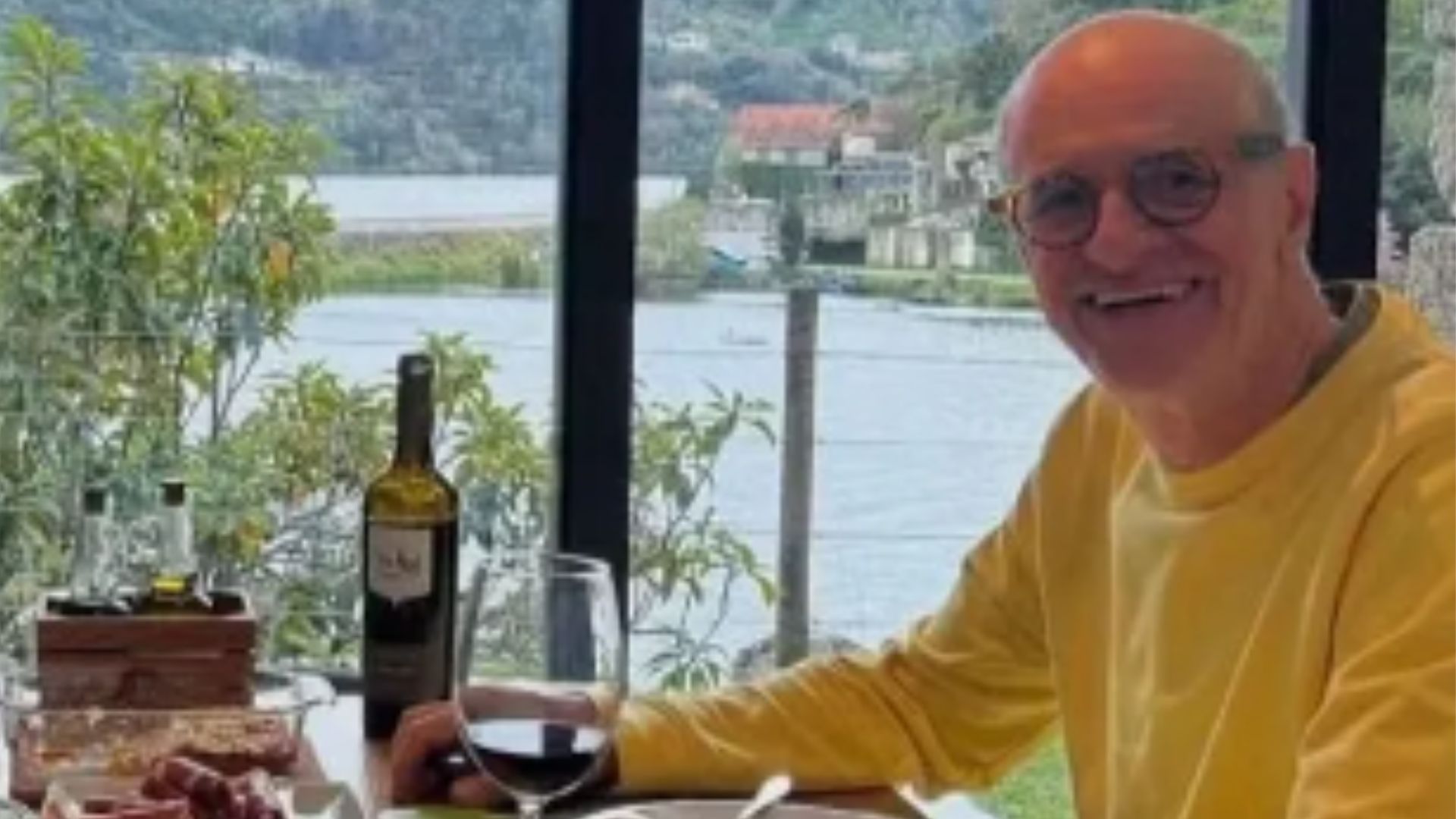 Marcos Caruso faz aparição rara com o marido em Portugal