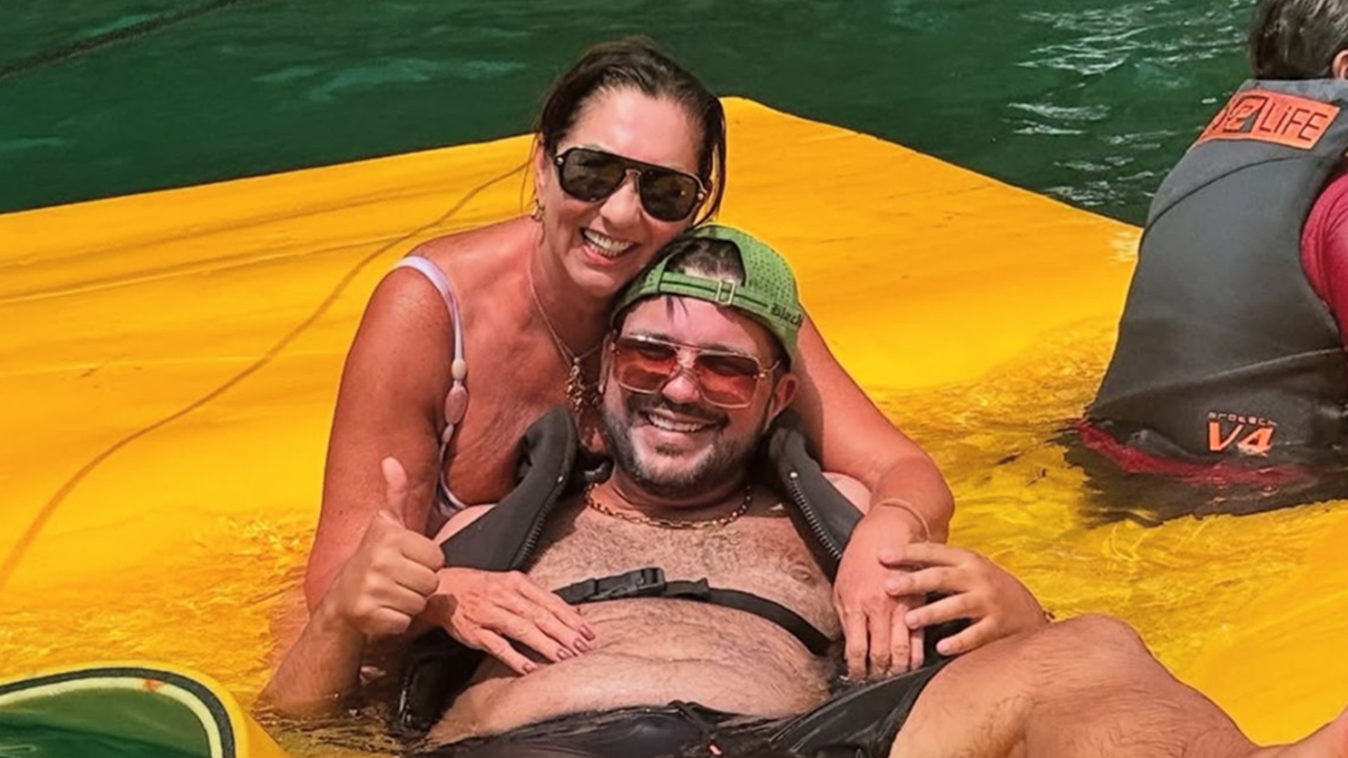 Mãe de Virginia Fonseca surge em fotos de viagem com o namorado: ‘Casal lindo’