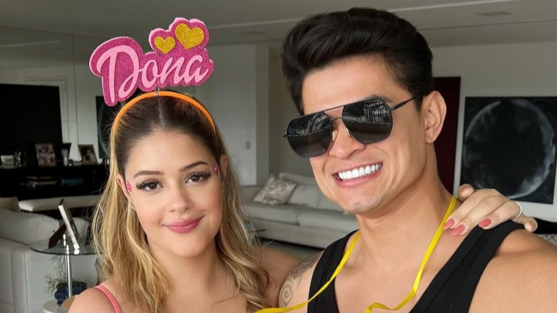 À espera da primeira filha, filha de Tom Cavalcante faz brincadeira com o marido no Carnaval