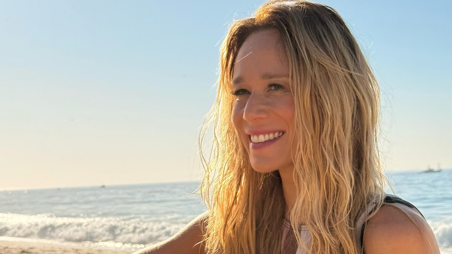 Mariana Ximenes chama atenção ao compartilhar fotos na praia