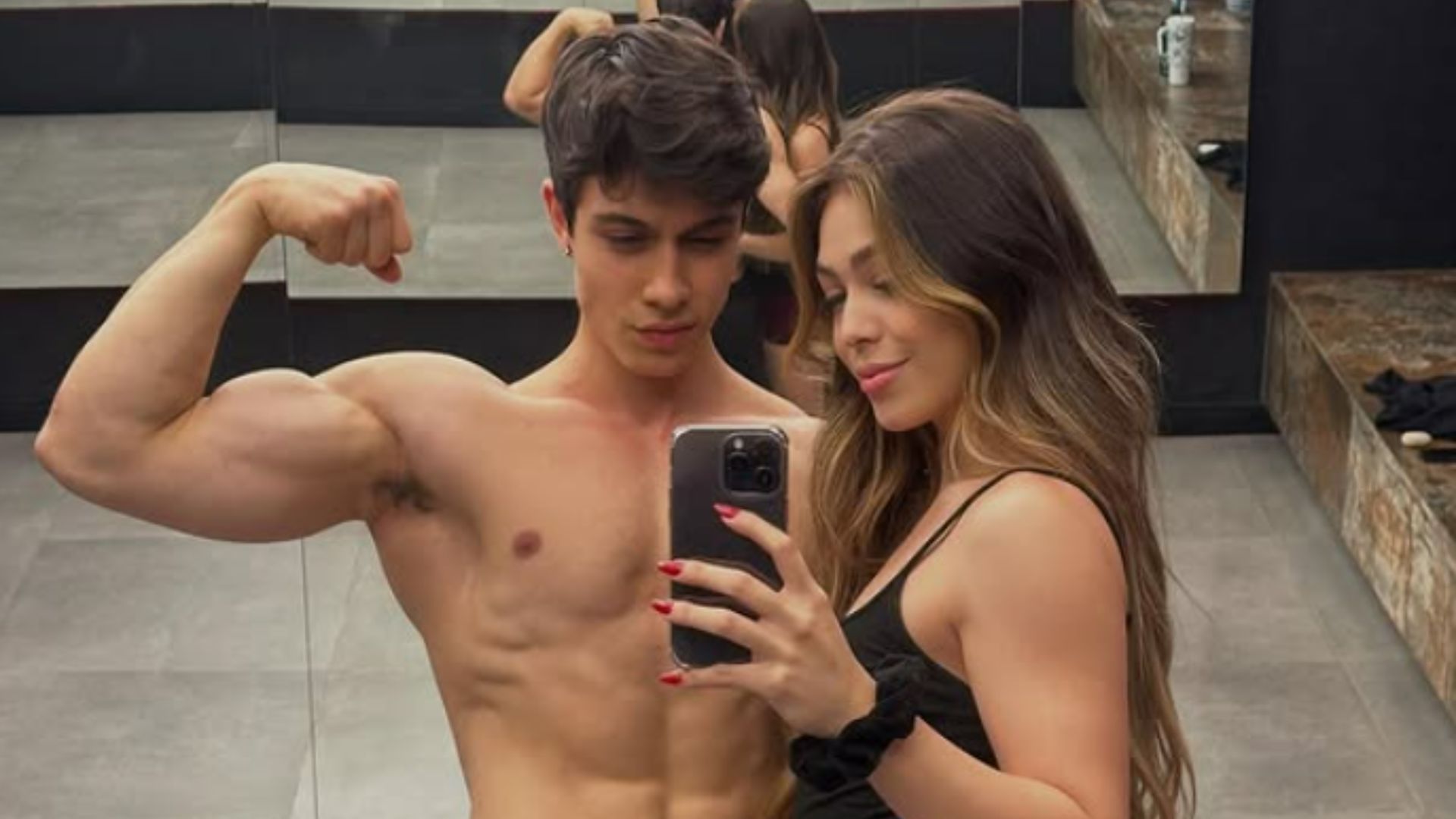 Aos 18 anos, Melody assume relacionamento com fisiculturista