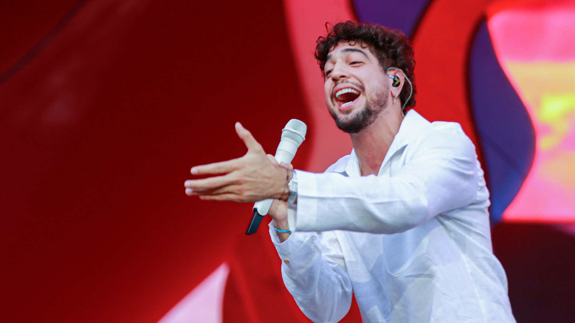 Nattan ganha calcinha de fã em show com presença de Rafa Kalimann