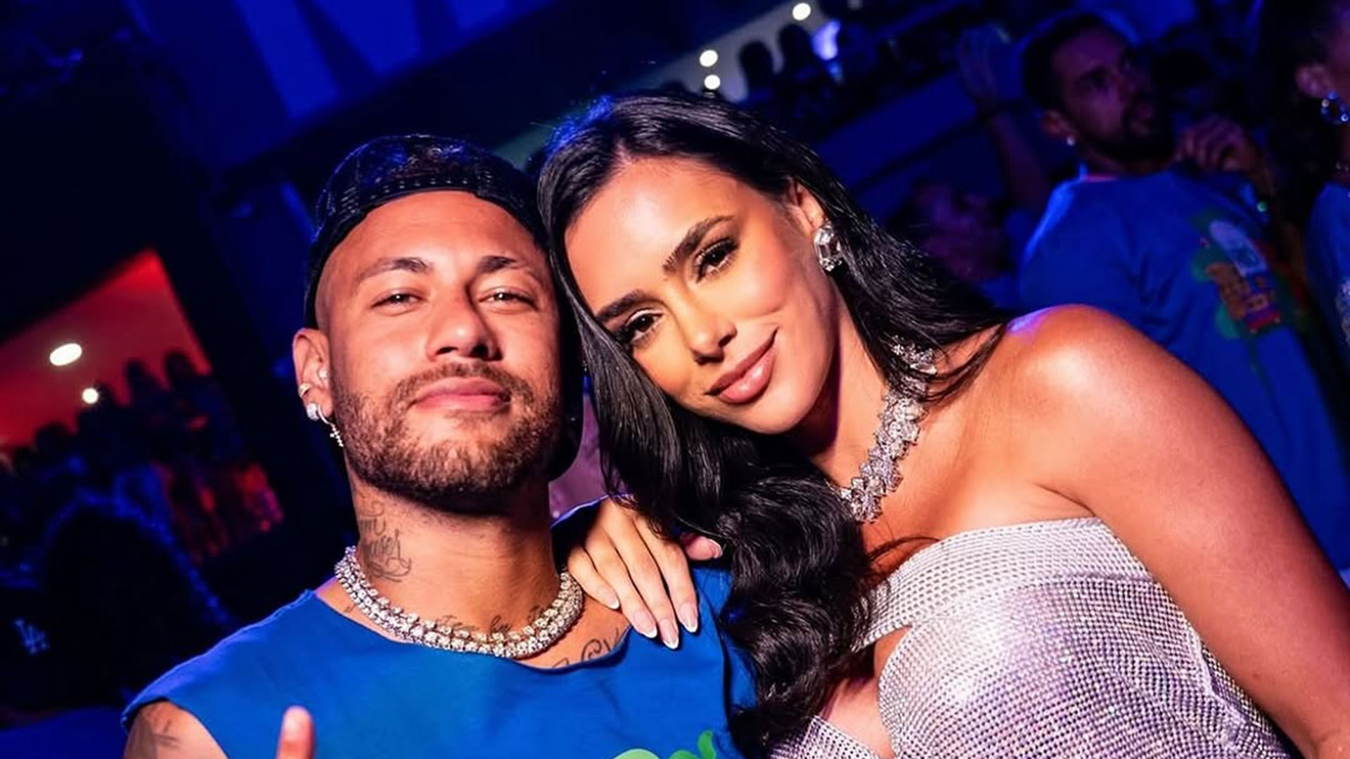 Neymar posa com Bruna Biancardi durante Carnaval no Rio de Janeiro