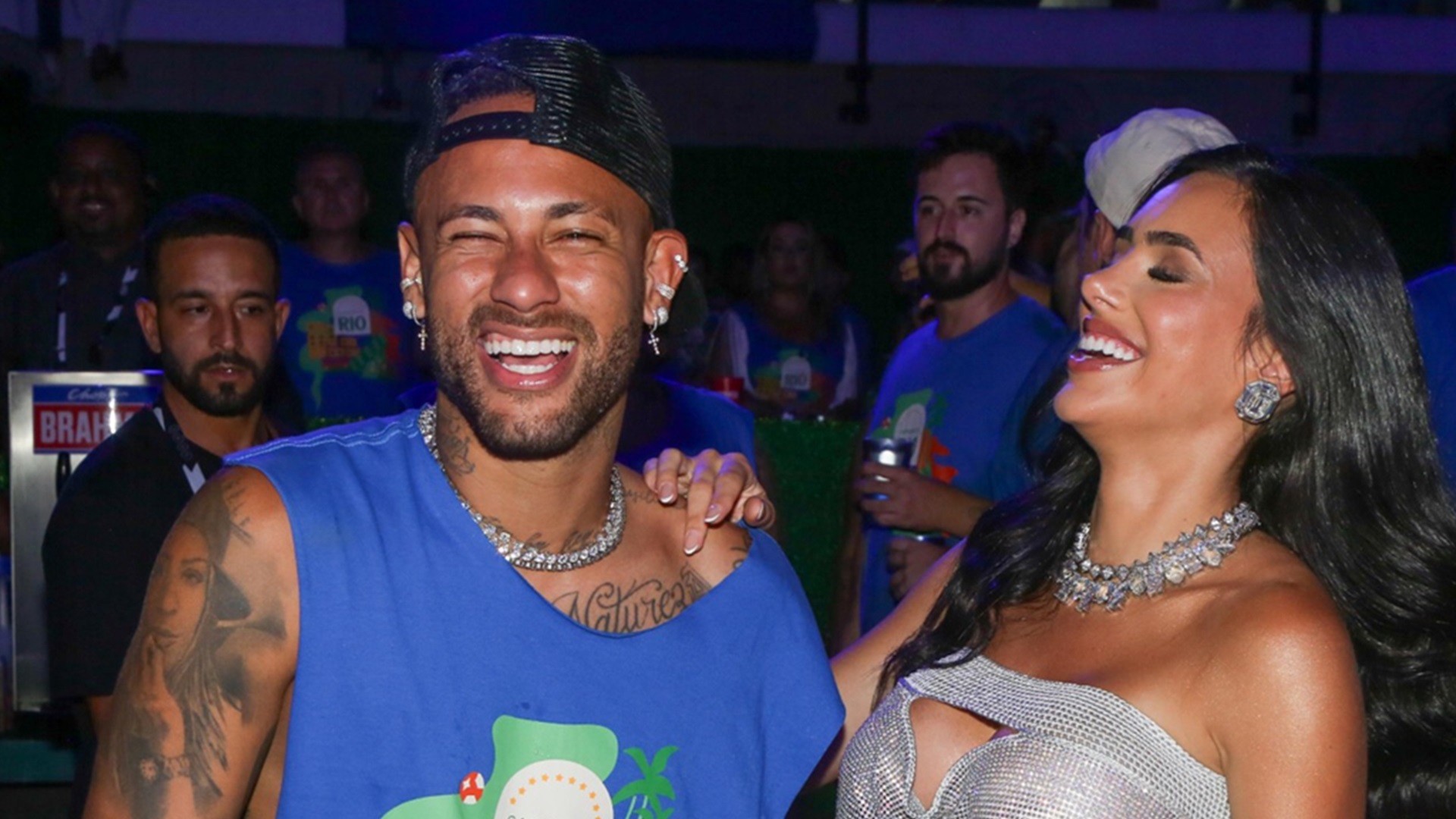 Com look brilhante, Bruna Biancardi ganha beijo de Neymar em camarote do Rio
