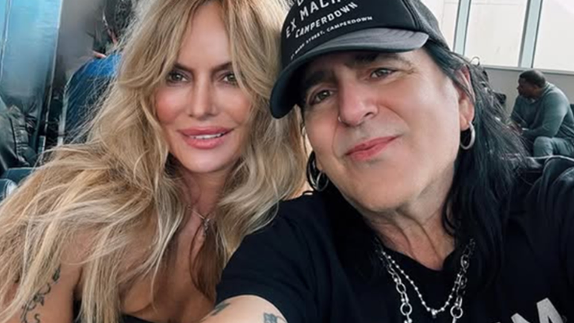 Noiva de cantor de rock morre ao cair de navio após discussão com ele