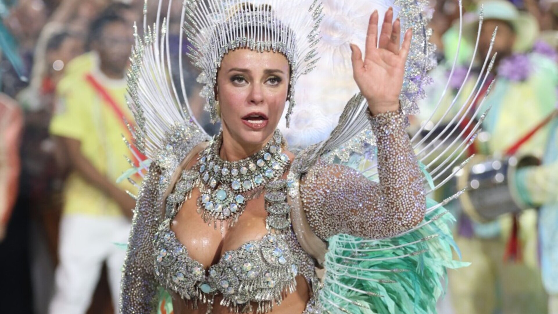 Paolla Oliveira se emociona em seu último desfile como rainha da Grande Rio