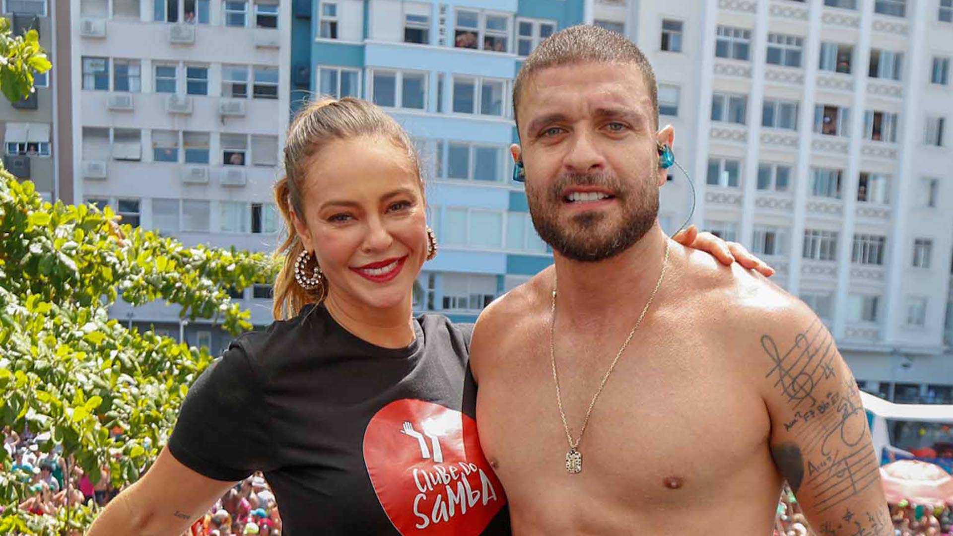 Diogo Nogueira anima Copacabana no bloco e recebe Paolla Oliveira