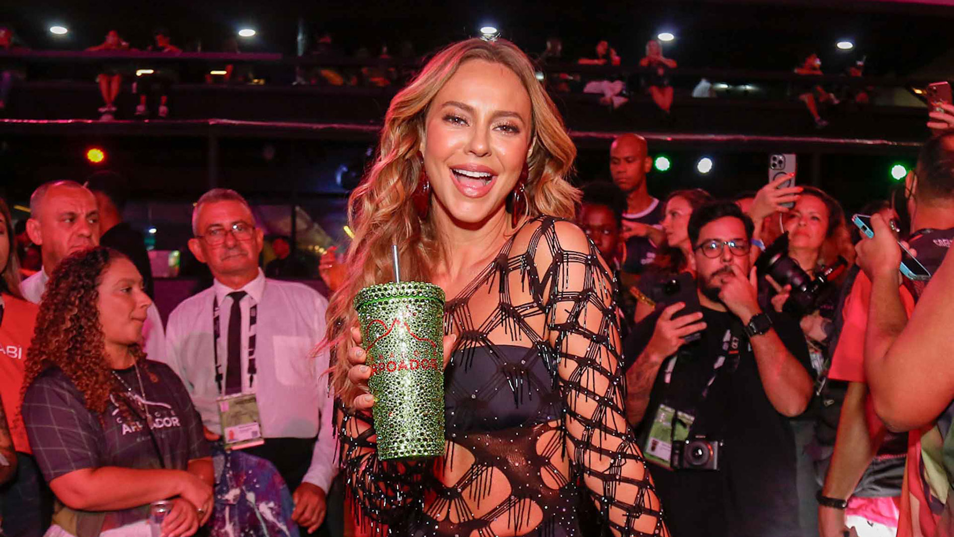 Paolla Oliveira arrasa com vestido recortado na Sapucaí