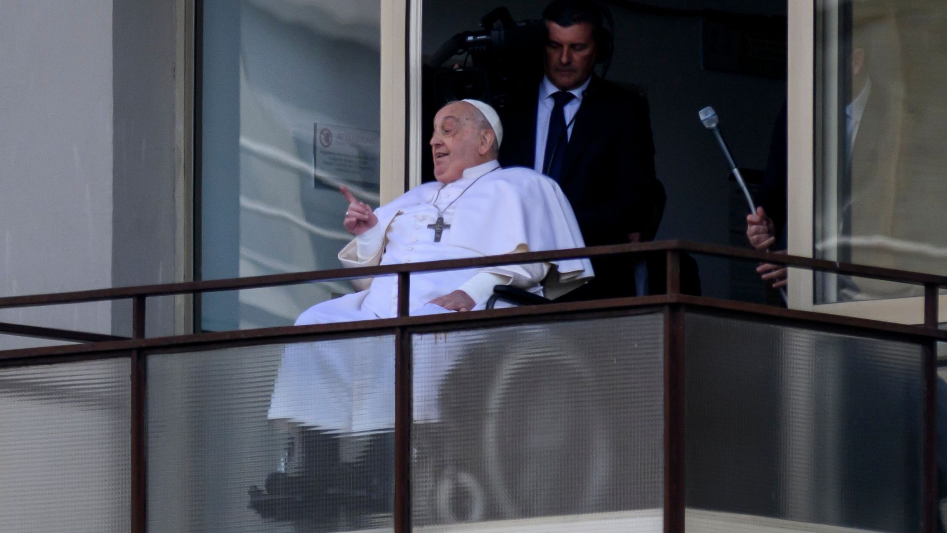 Papa Francisco recebe alta hospitalar após 40 dias de internação