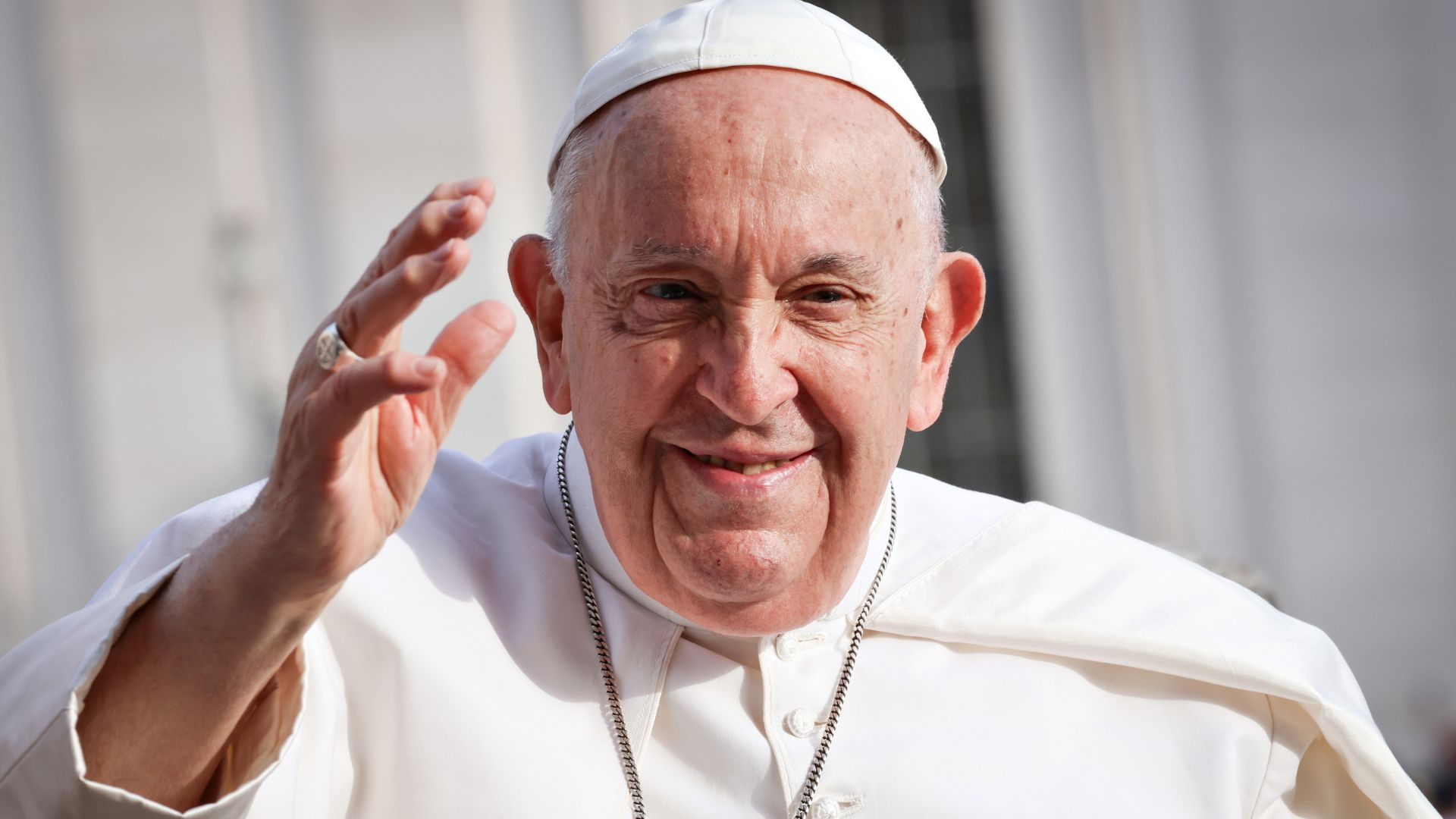 Papa Francisco apresenta ‘leve melhora’ e volta a comer alimentos sólidos