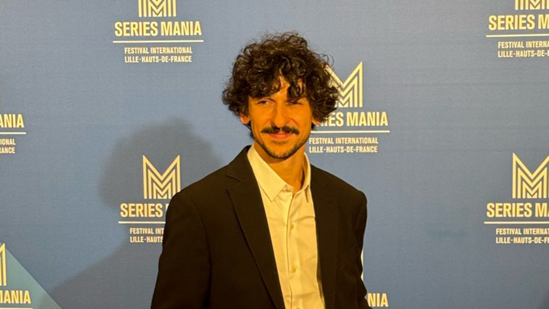 Ravel Andrade celebra a exibição de série sobre Raul Seixas na França