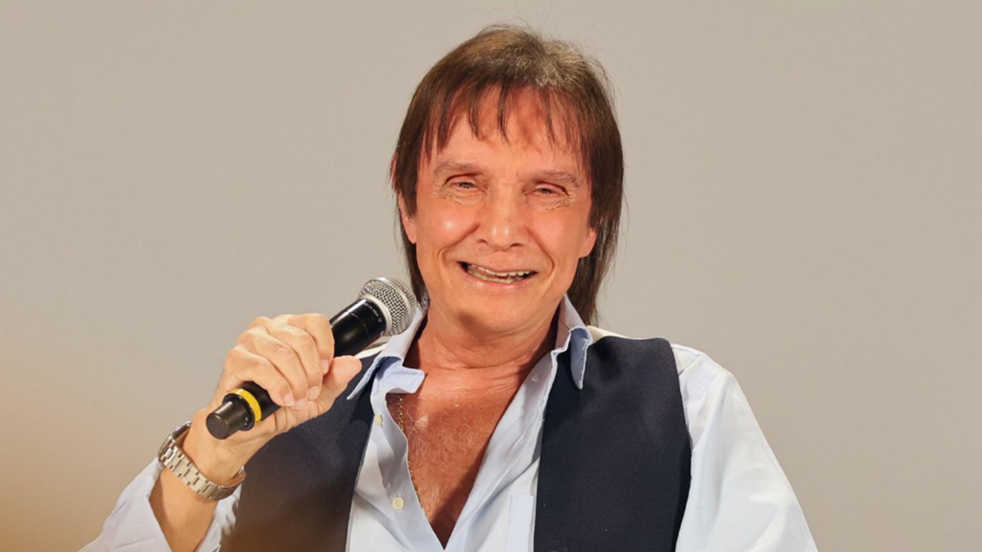 Netos de Roberto Carlos prestigiam o avô em rara aparição em público