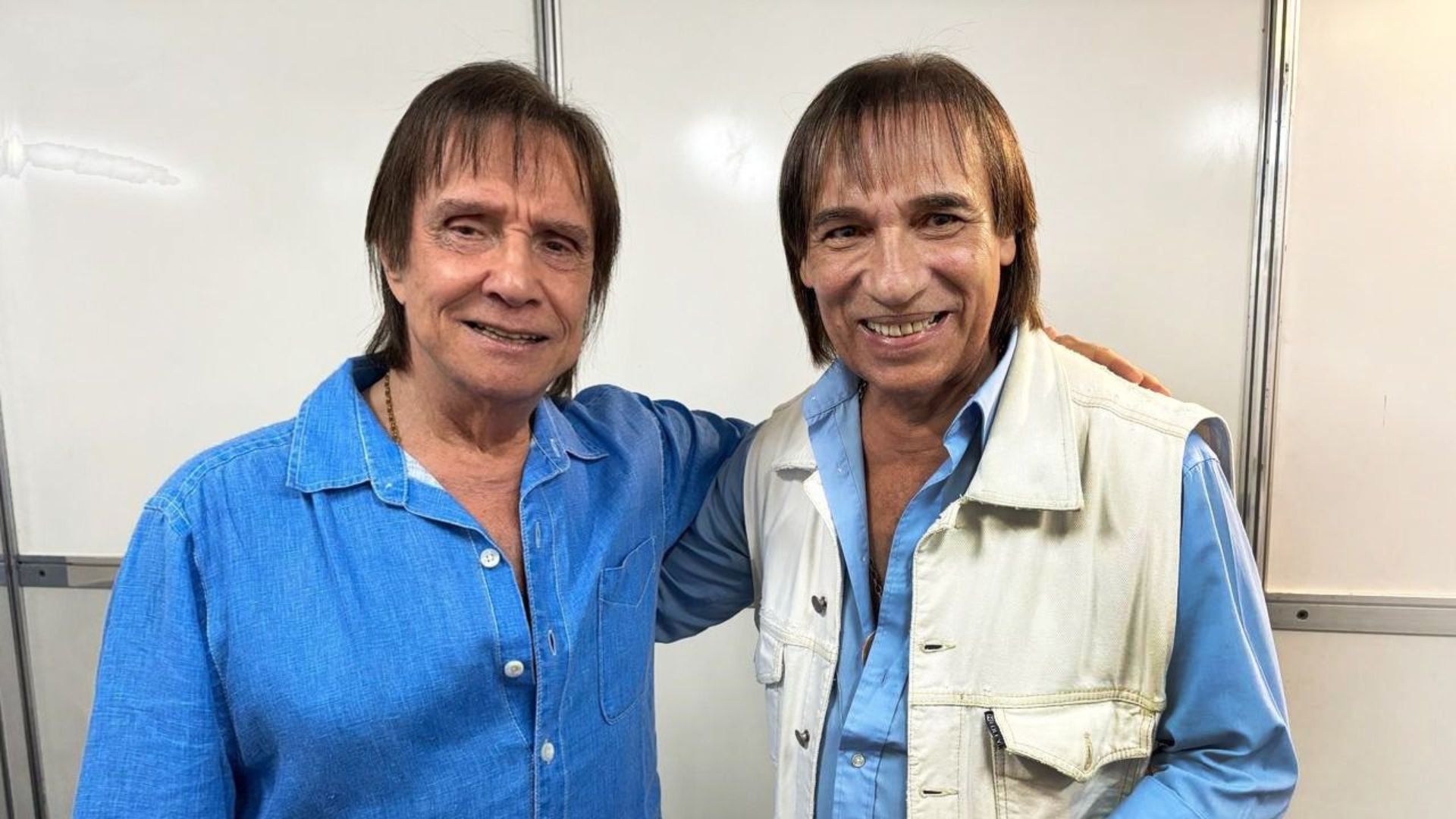 Sósia de Roberto Carlos posa com o cantor: ‘Sonho’