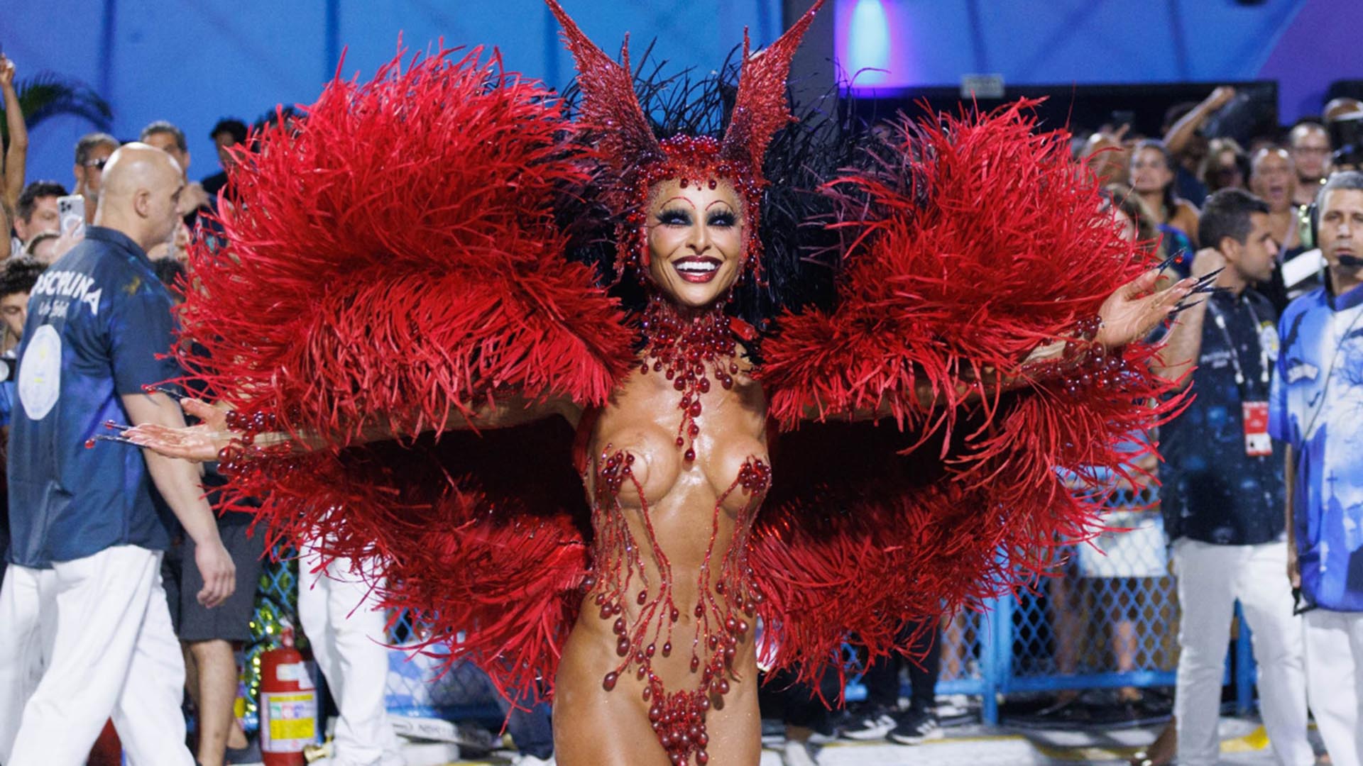 Sabrina Sato ostenta beleza impecável ao se fantasiar de vampira na Vila Isabel