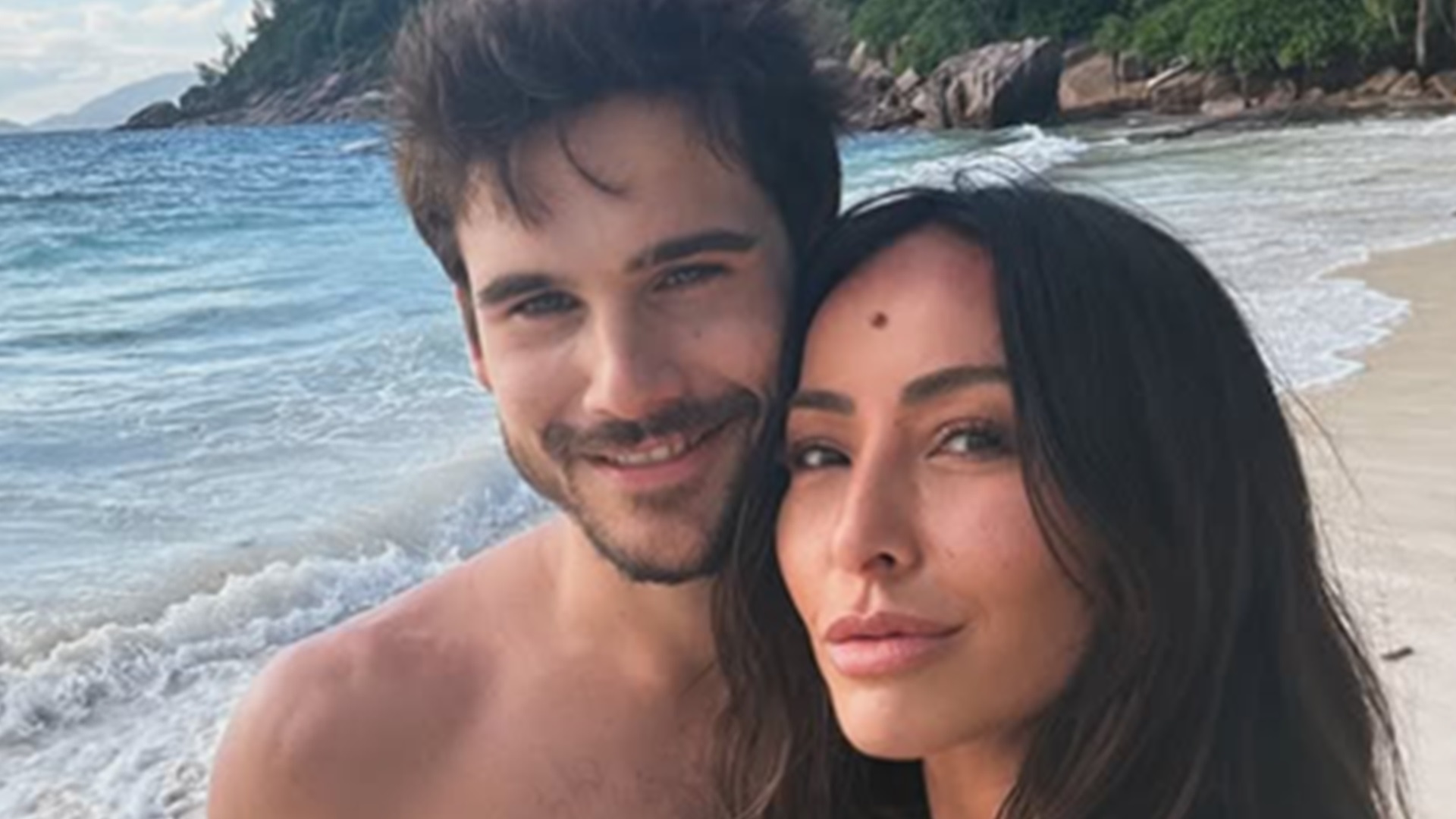 Sabrina Sato mostra aliança de casamento com Nicolas Prattes: ‘Só amor’