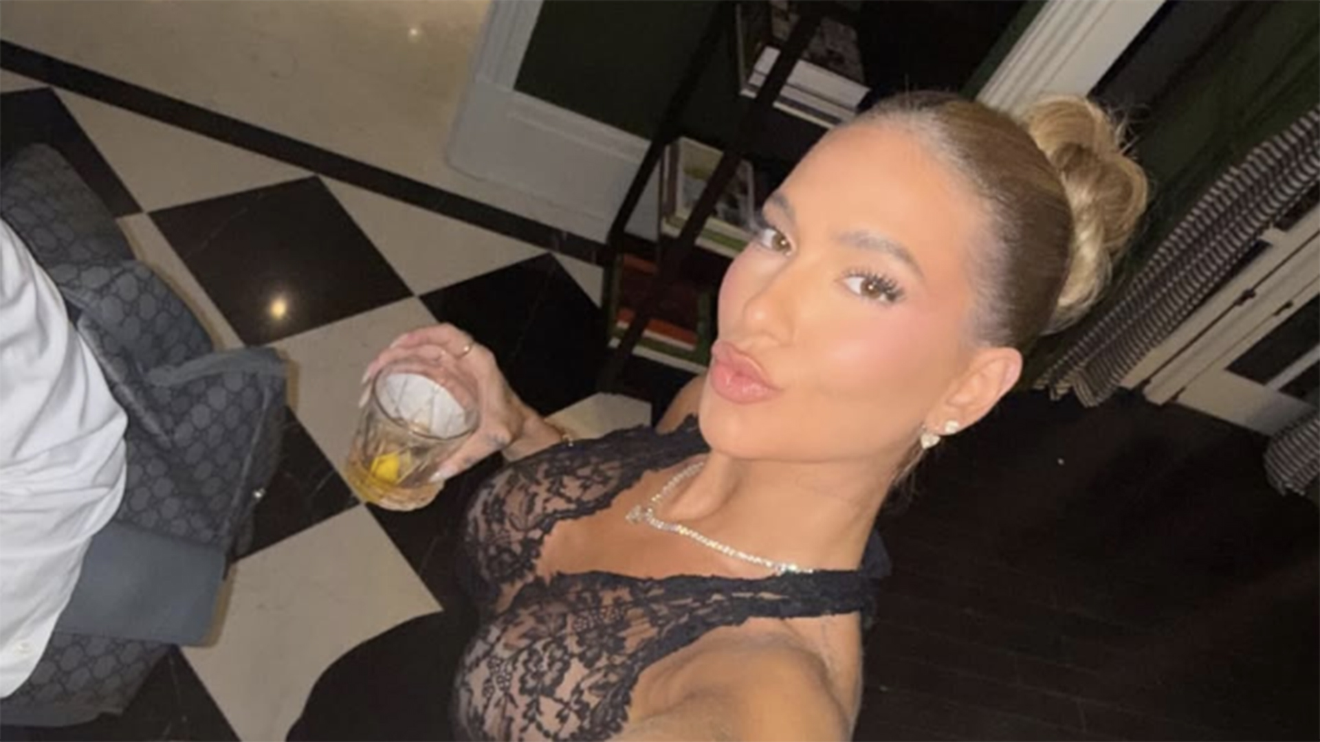 Virginia Fonseca troca de look durante festa e explica o motivo