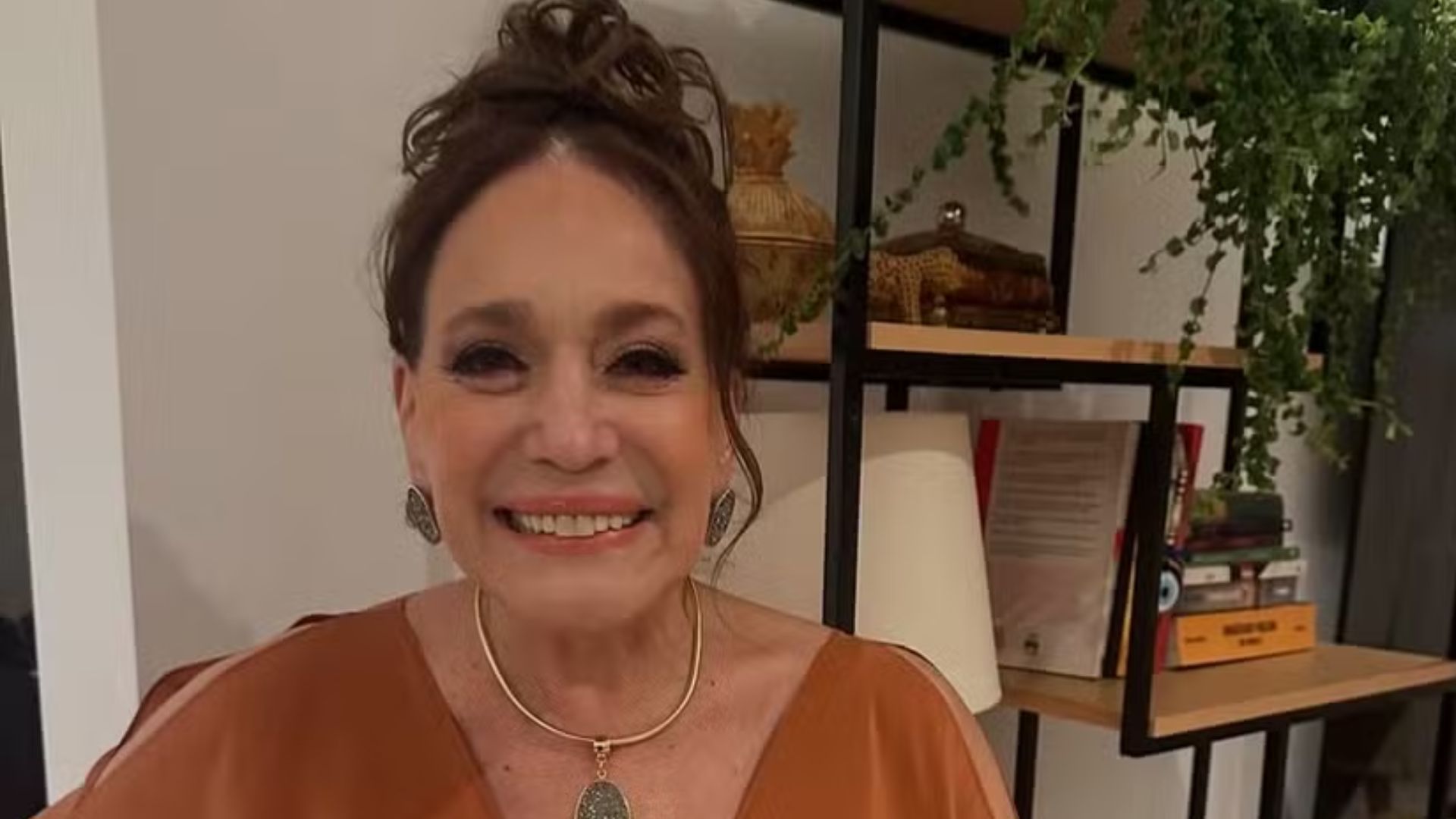 Susana Vieira chama a atenção com look decotado e ganha elogios: “Poderosa”