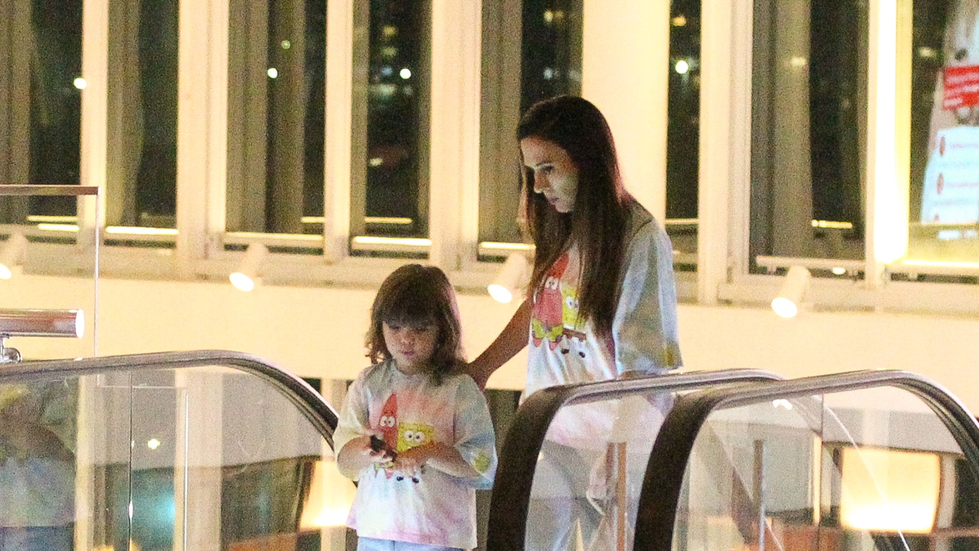 Tata Werneck combina look com a filha durante passeio no shopping
