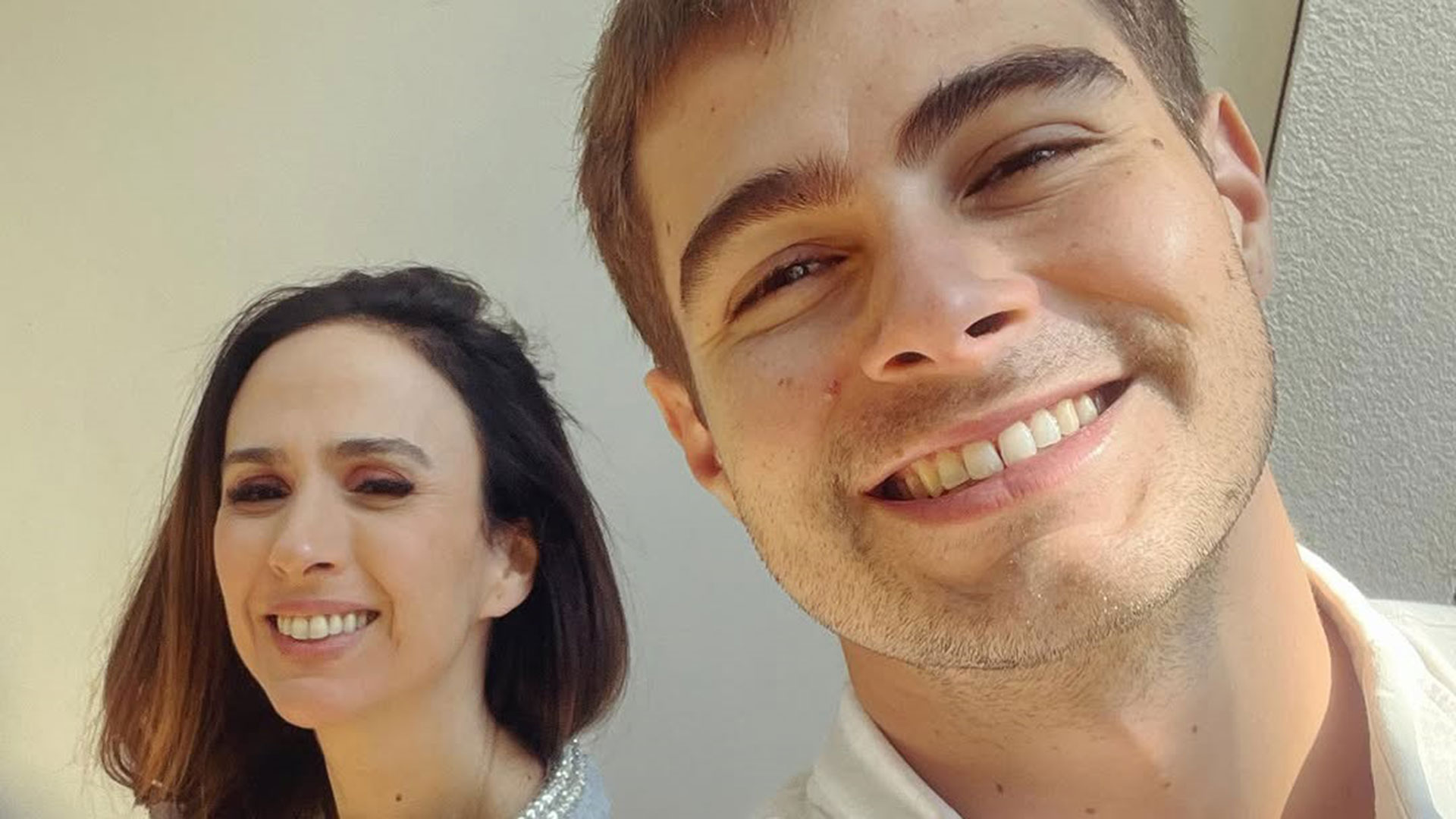 Tata Werneck posa sorridente ao lado de Rafael Vitti