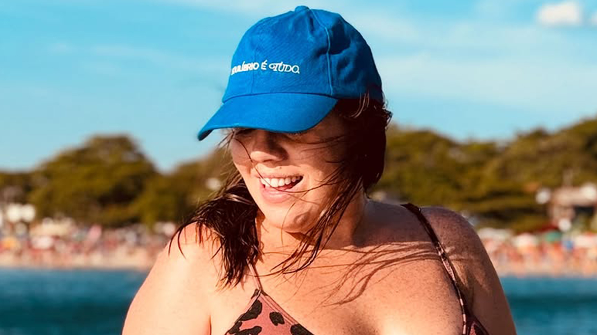 Grávida, Tati Machado exibe o barrigão em passeio de barco
