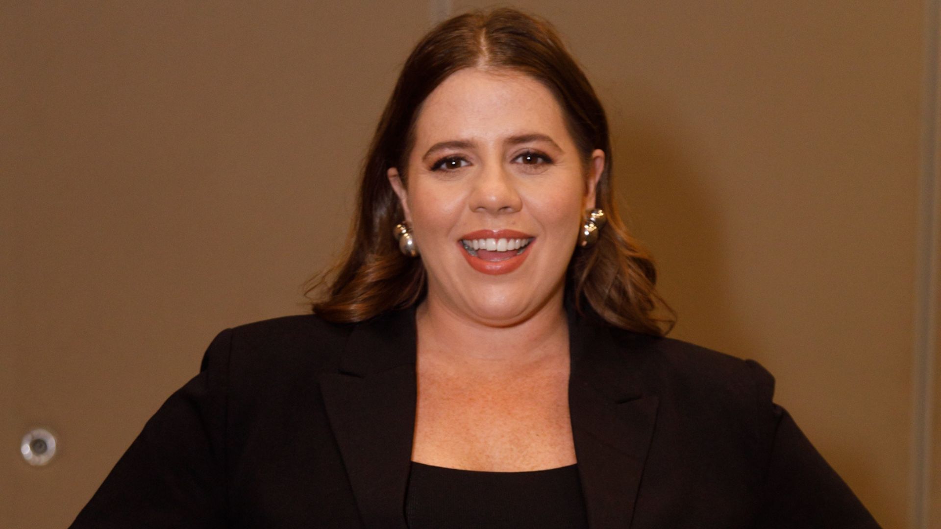 Com look preto, Tati Machado exibe o barrigão da gravidez em evento
