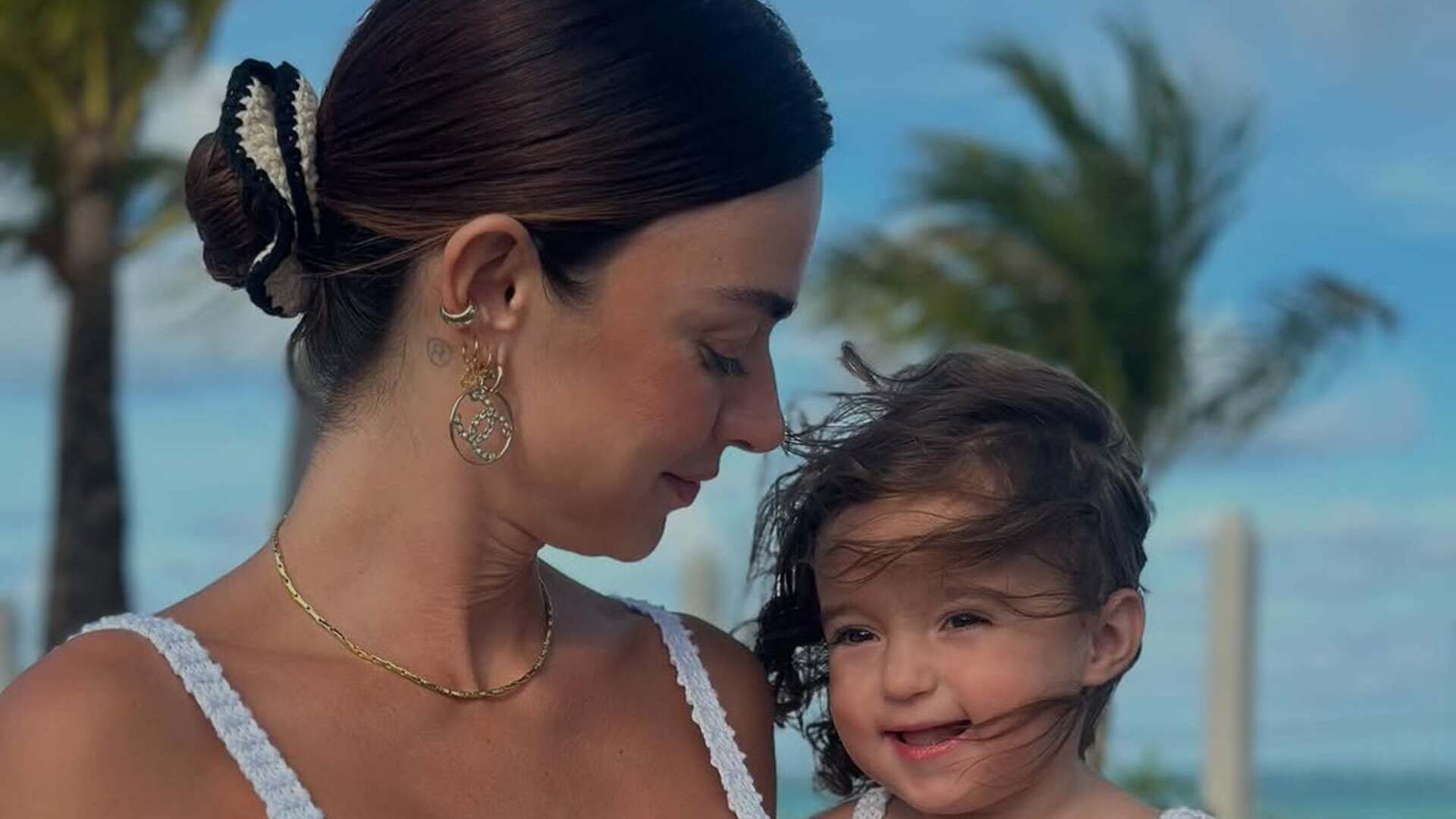 Thaila Ayala encanta ao usar mesmo top que a filha: ‘Modelando’