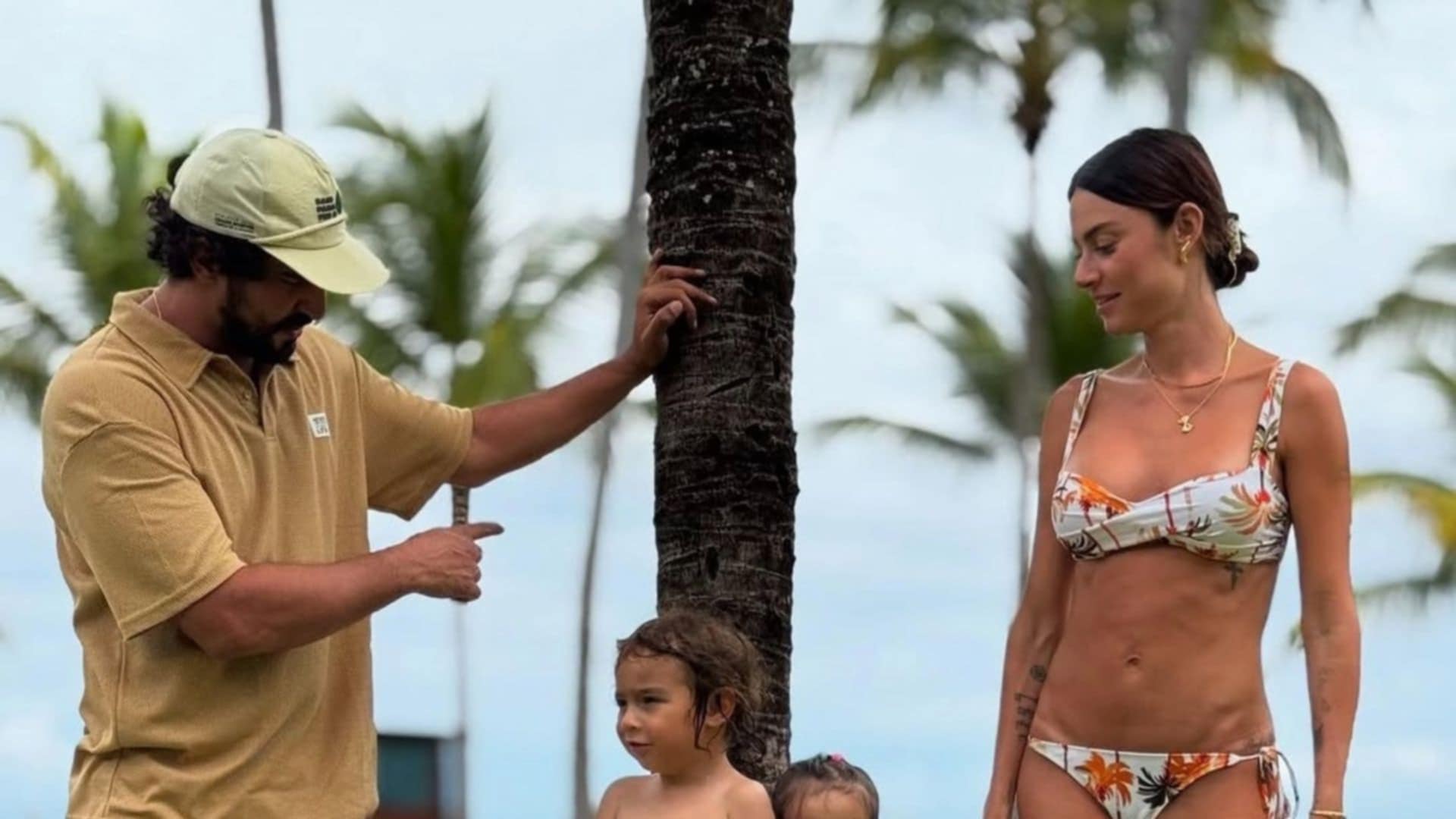 Thaila Ayala e Renato Góes encantam ao combinarem looks de praia com os filhos