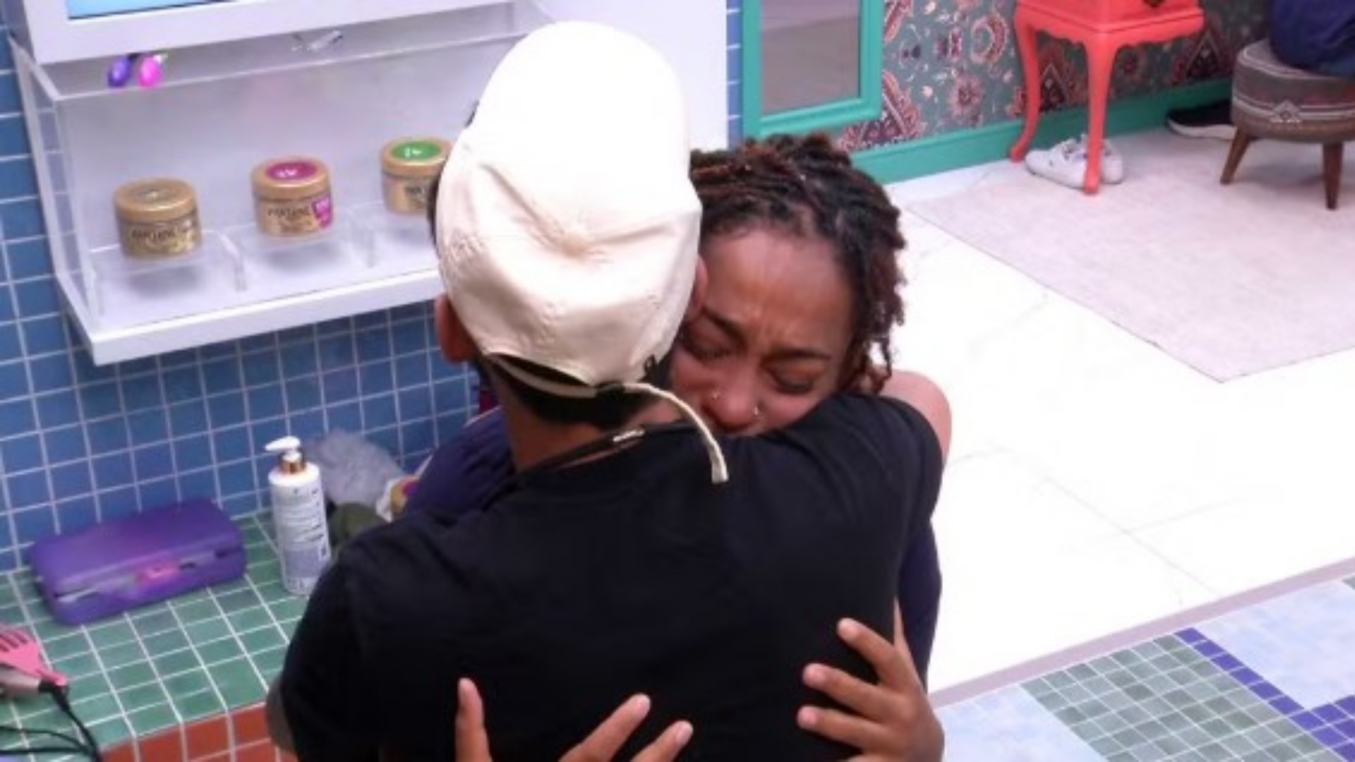 BBB 25: Thamiris cai no choro e é consolada por brother: ‘Temos que ser fortes’