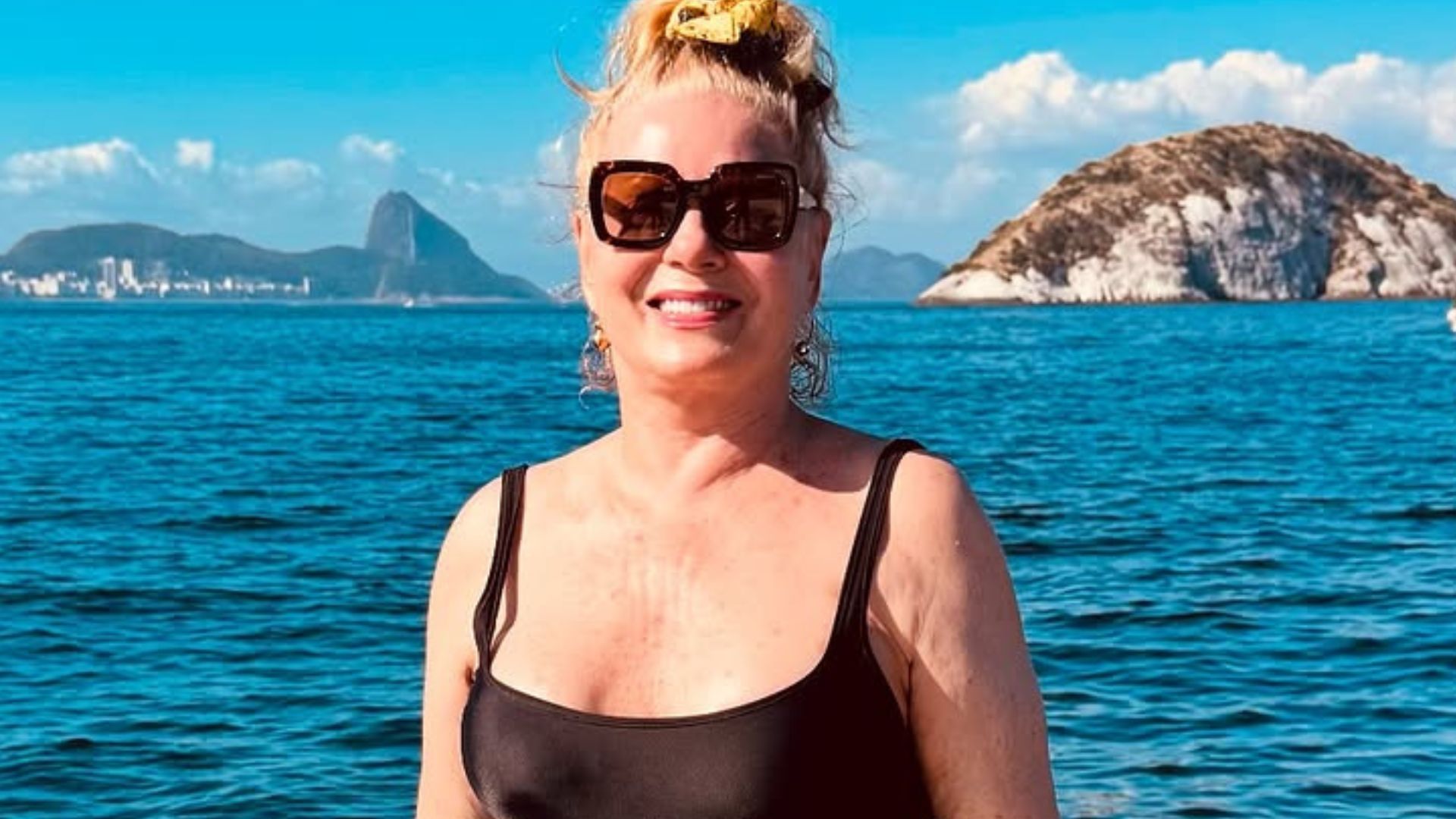 Vera Fischer posa de maiô em passeio de barco com amigos no Rio