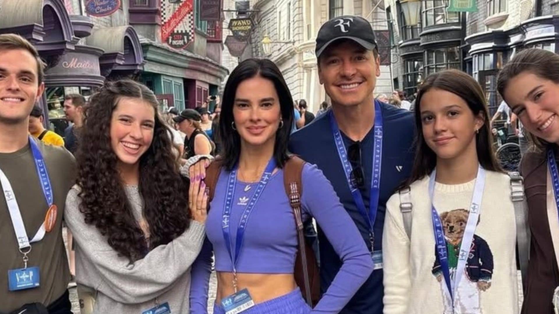 Vera Viel mostra fotos de viagem em família com o namorado da filha