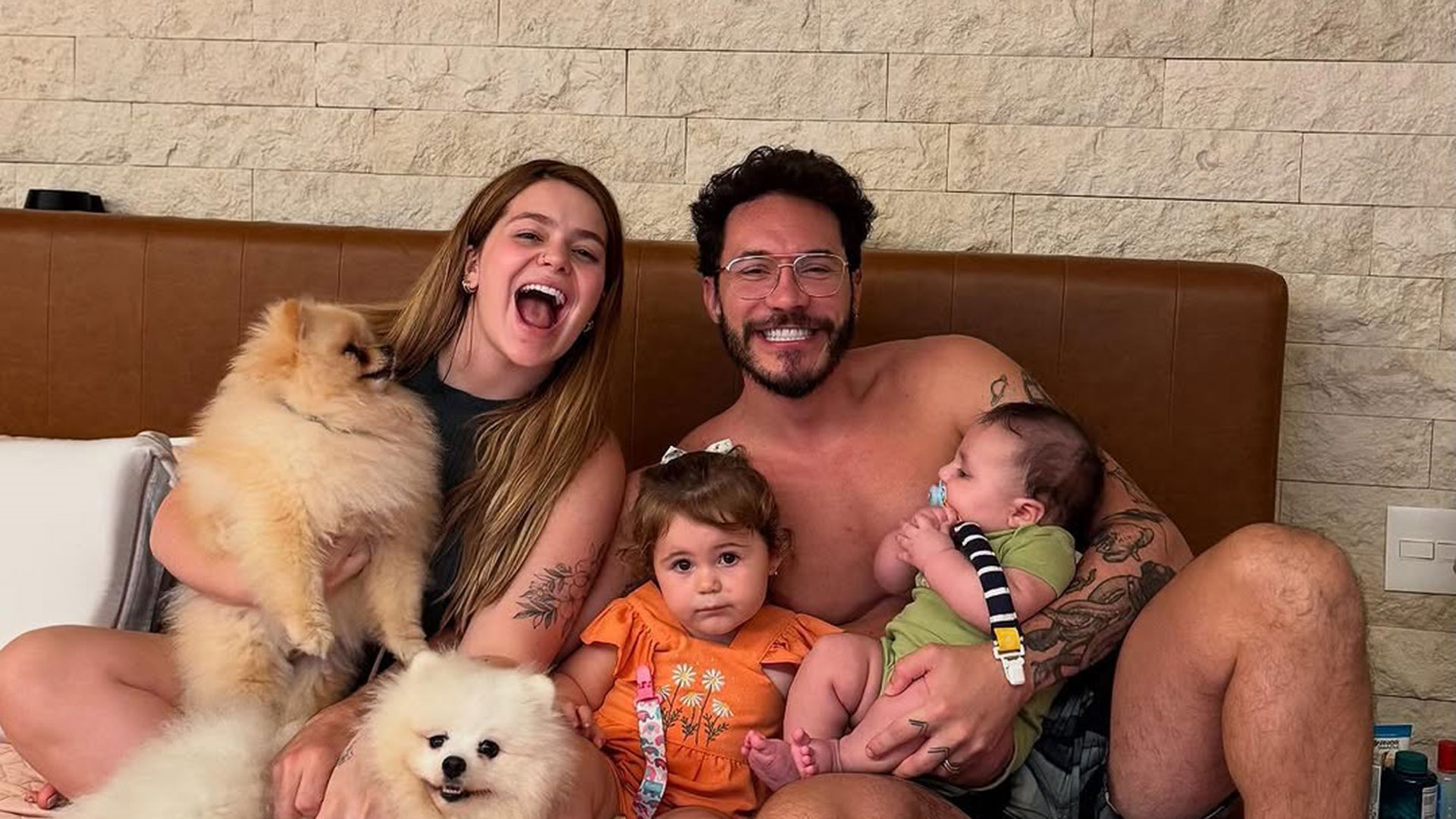Ravi, filho de Eliezer e Viih Tube, encanta ao surgir vestido de mágico