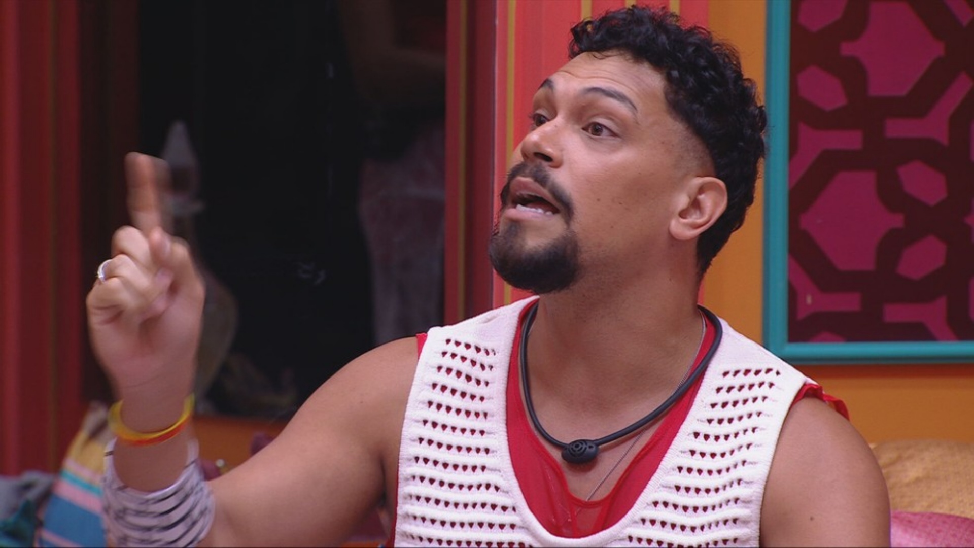 BBB 25: Vinícius reage após questionamento de Eva sobre o termo ‘pomba suja’