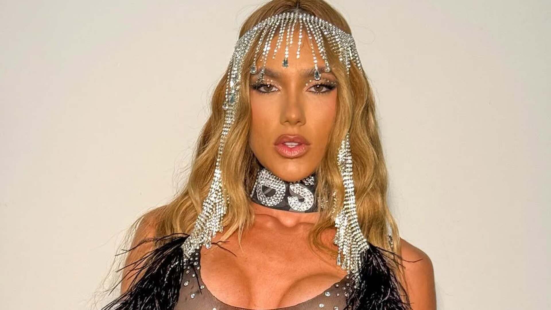 Virginia Fonseca divide opiniões com look todo transparente para Sapucaí