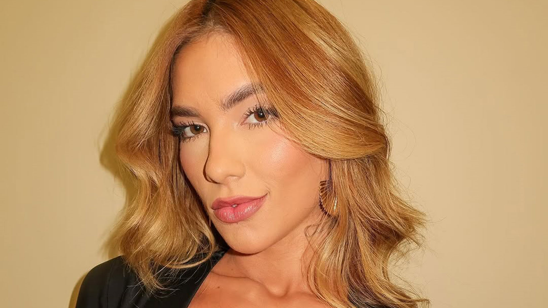Virginia Fonseca arrasa com vestido decotado para evento