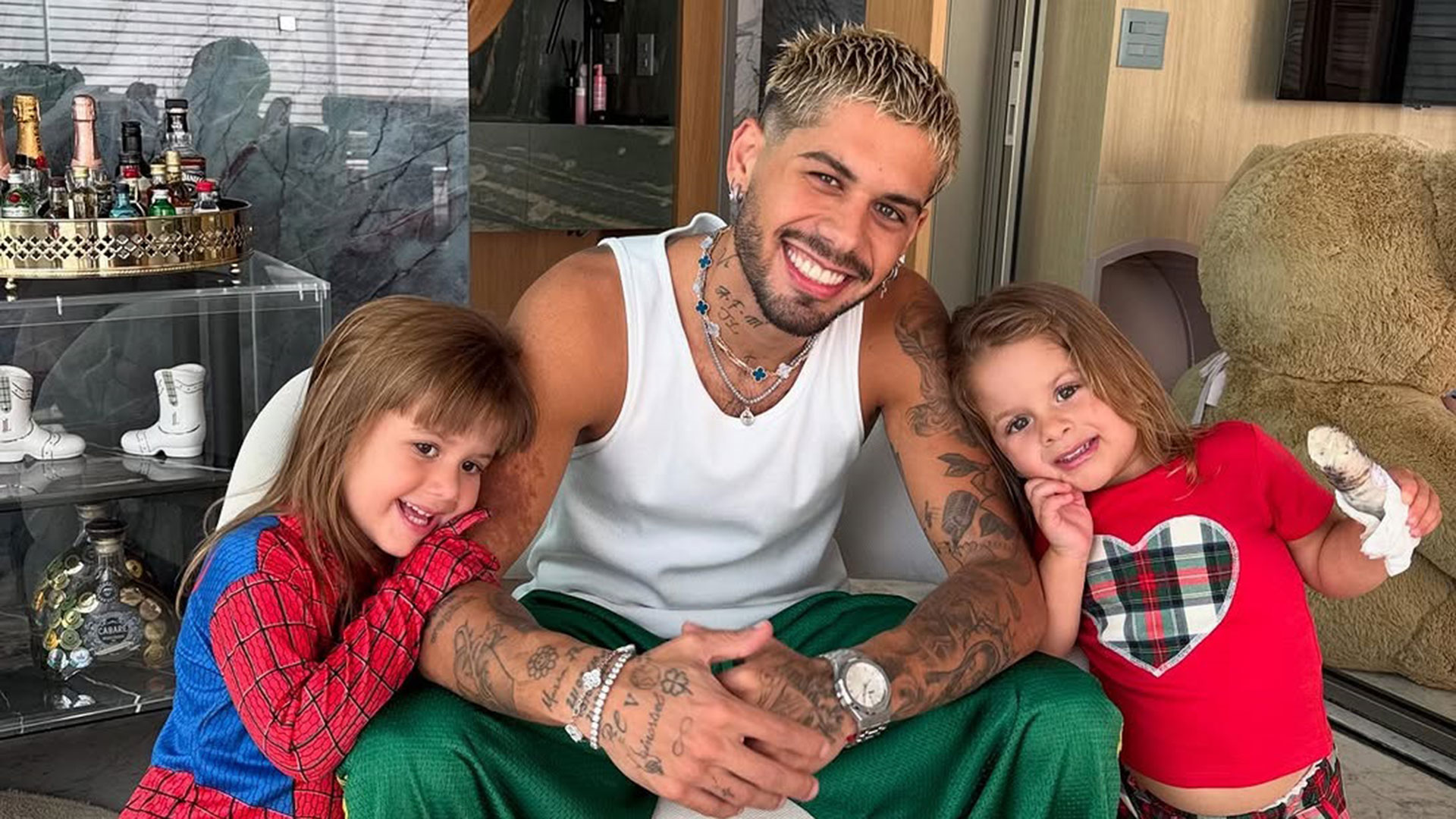 Filhas de Zé Felipe esbanjam fofura em fotos com o pai