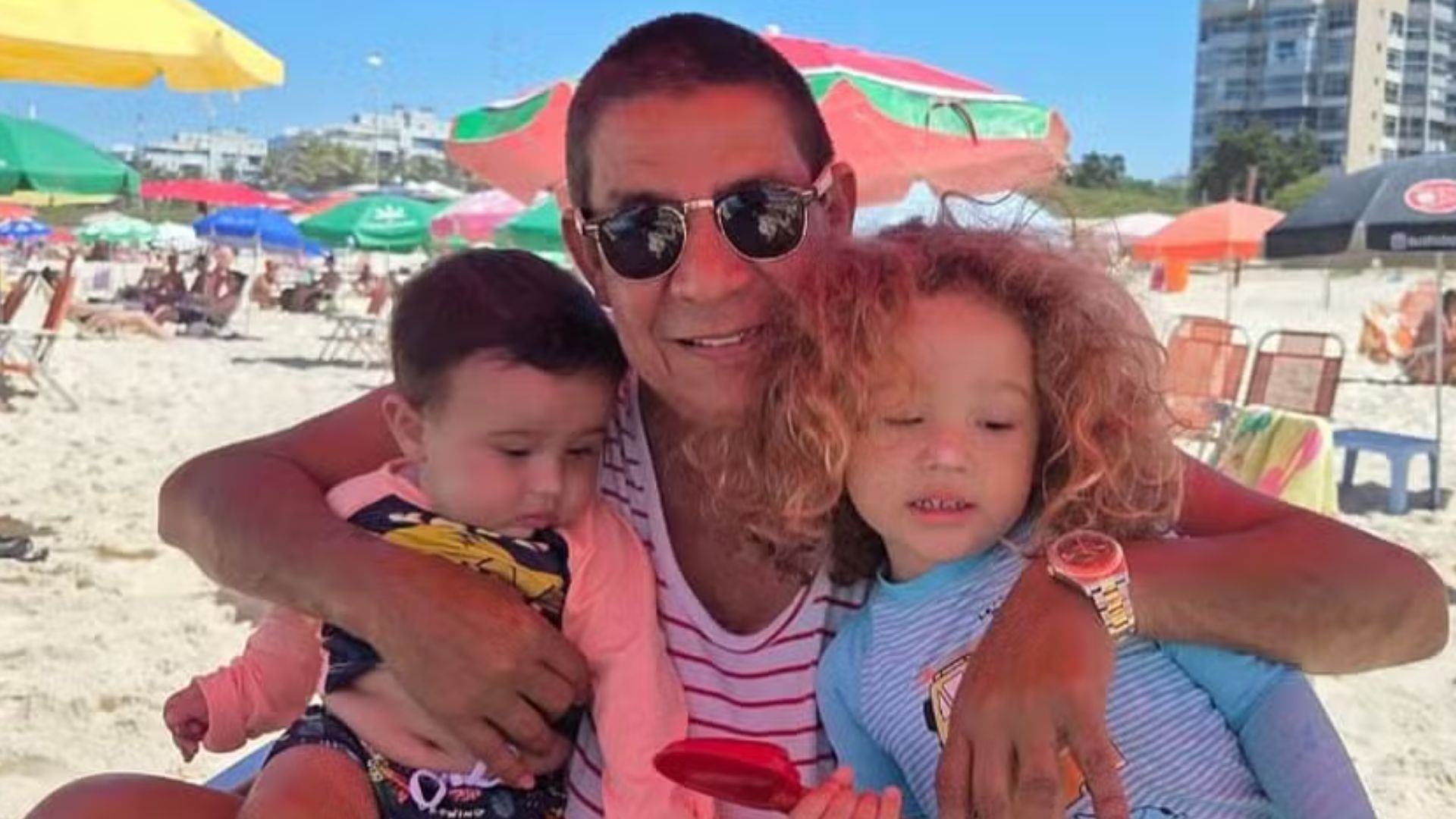 Zeca Pagodinho curte praia com os netos após desistir do Carnaval de SP